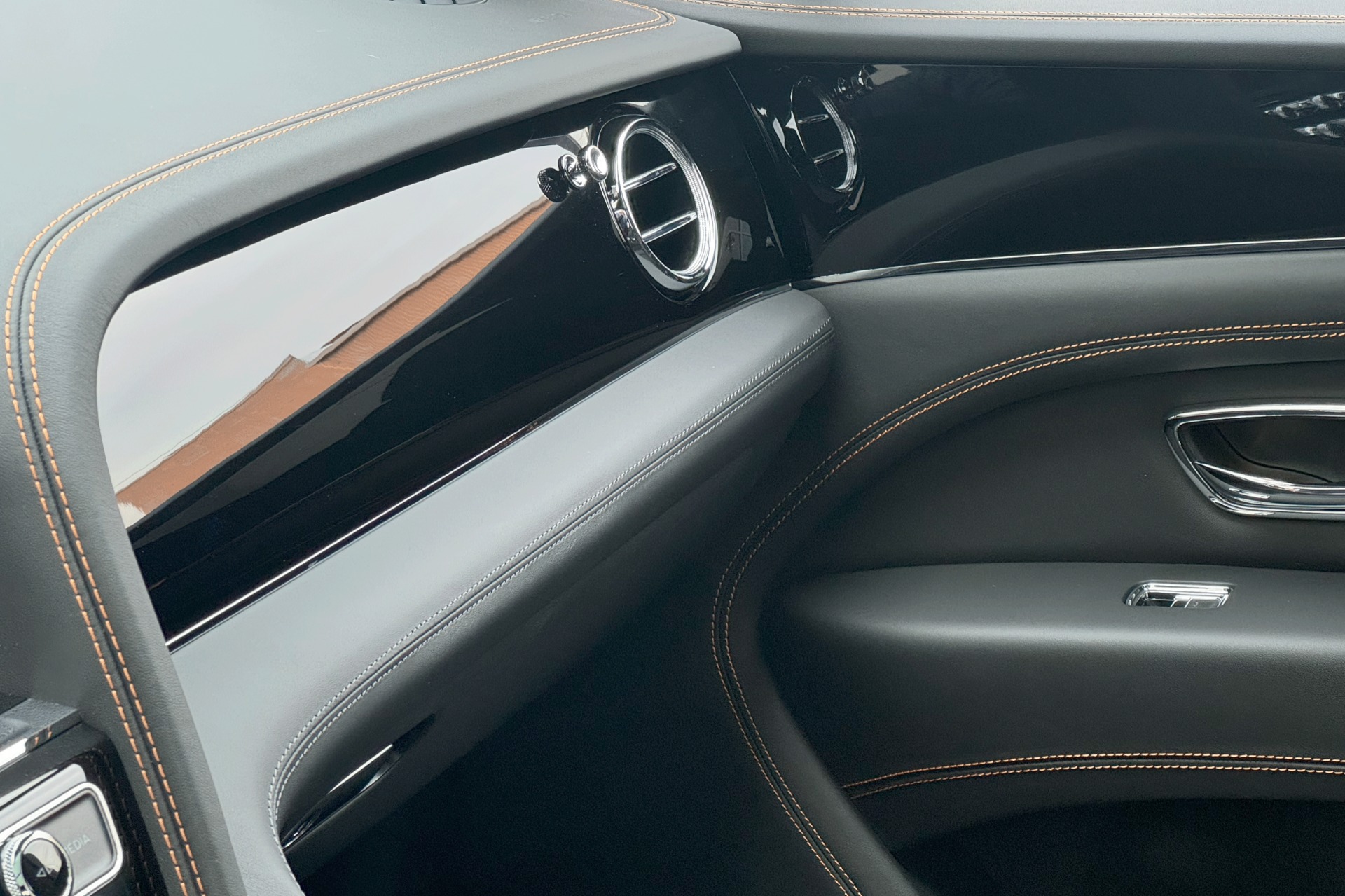 2025 Bentley Bentayga Image 12