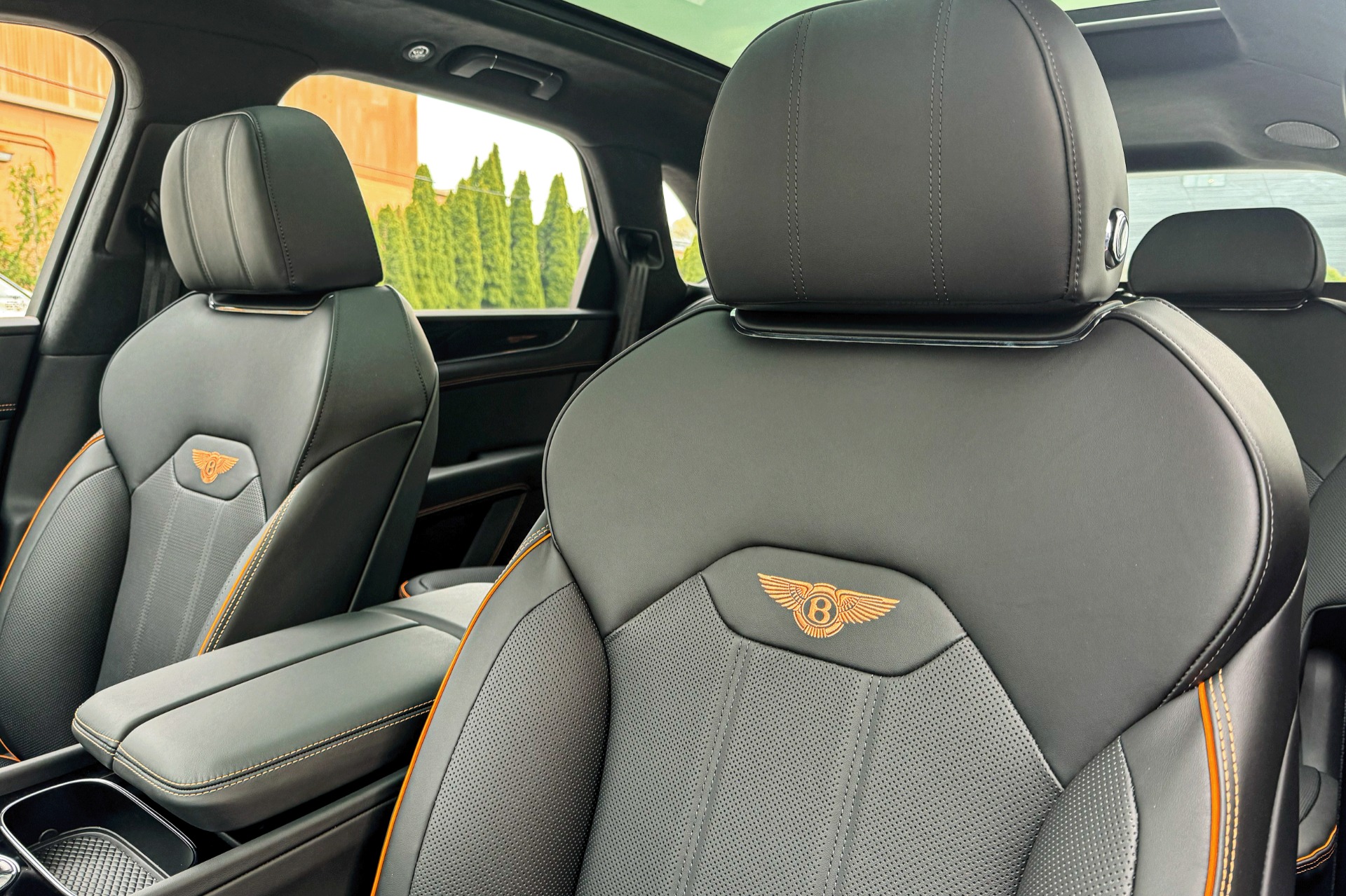 2025 Bentley Bentayga Image 15