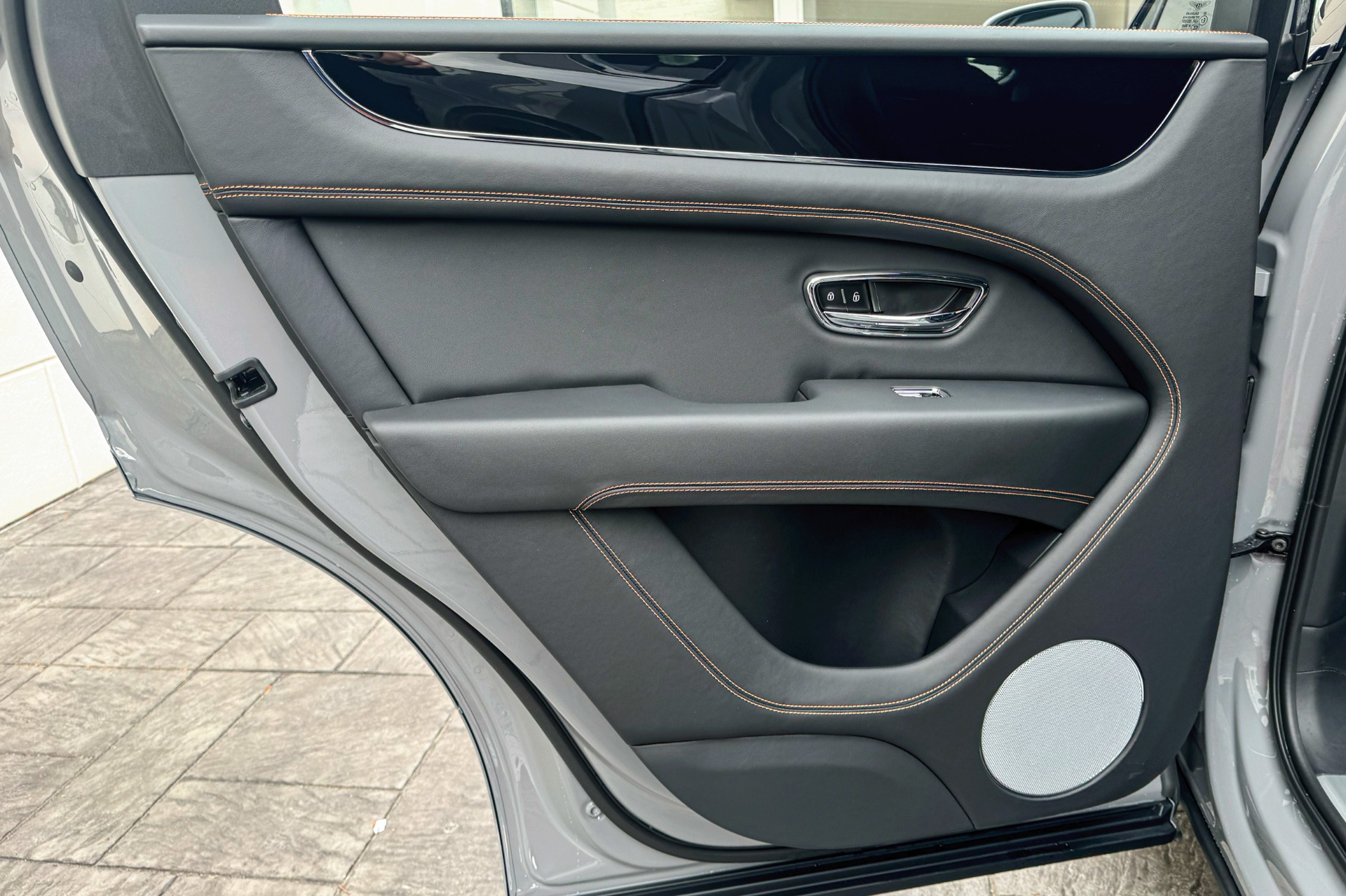 2025 Bentley Bentayga Image 16
