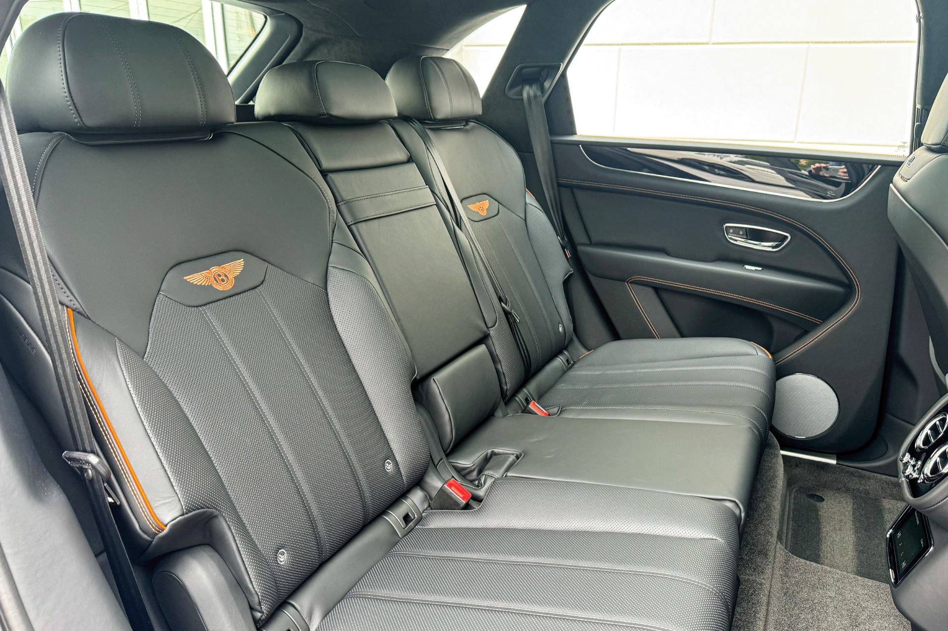 2025 Bentley Bentayga Image 17