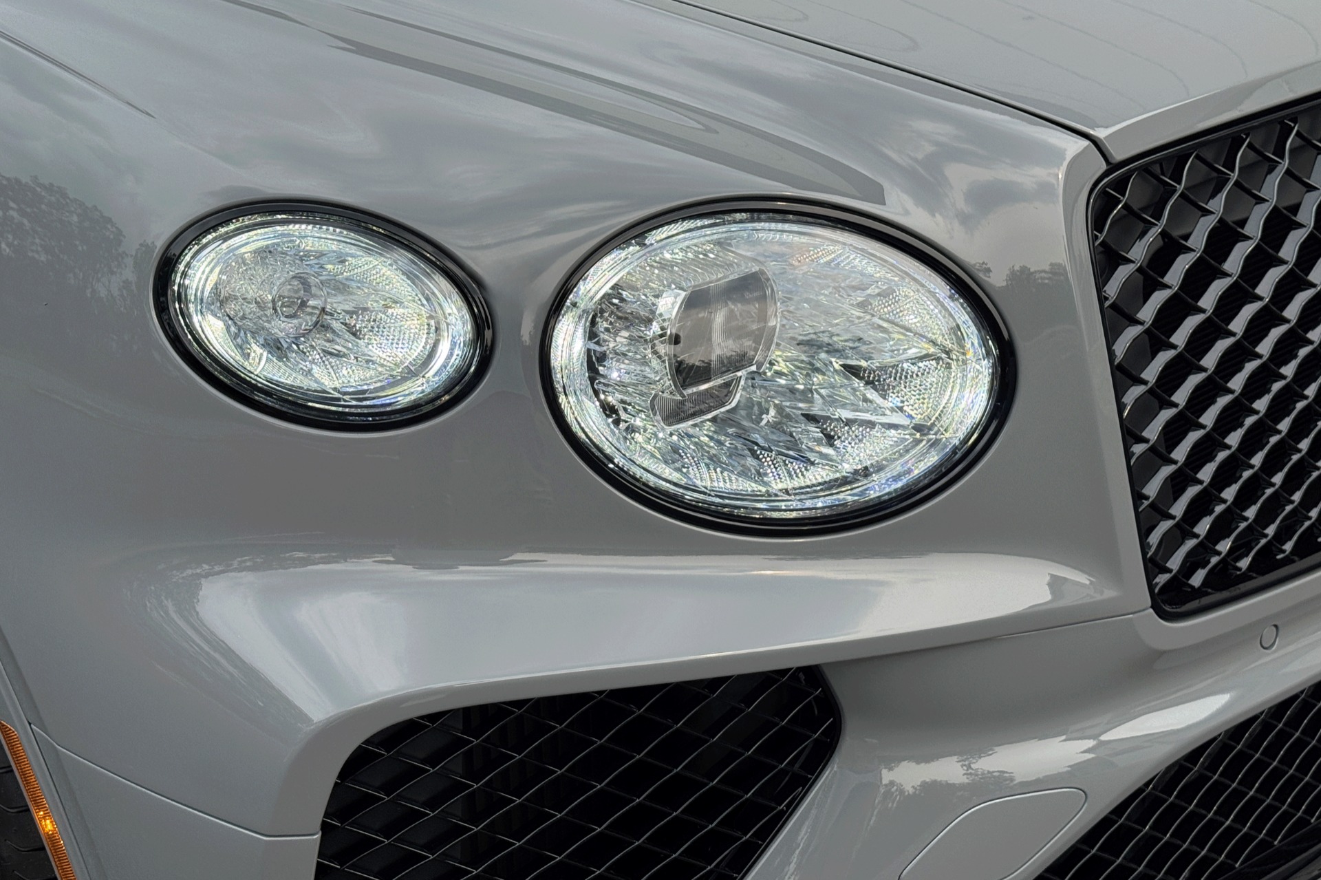 2025 Bentley Bentayga Image 22