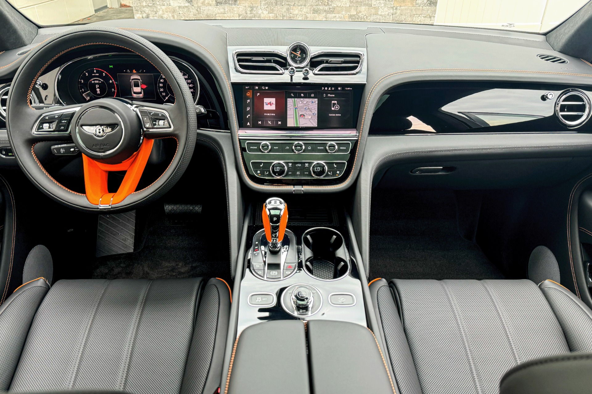 2025 Bentley Bentayga Image 4