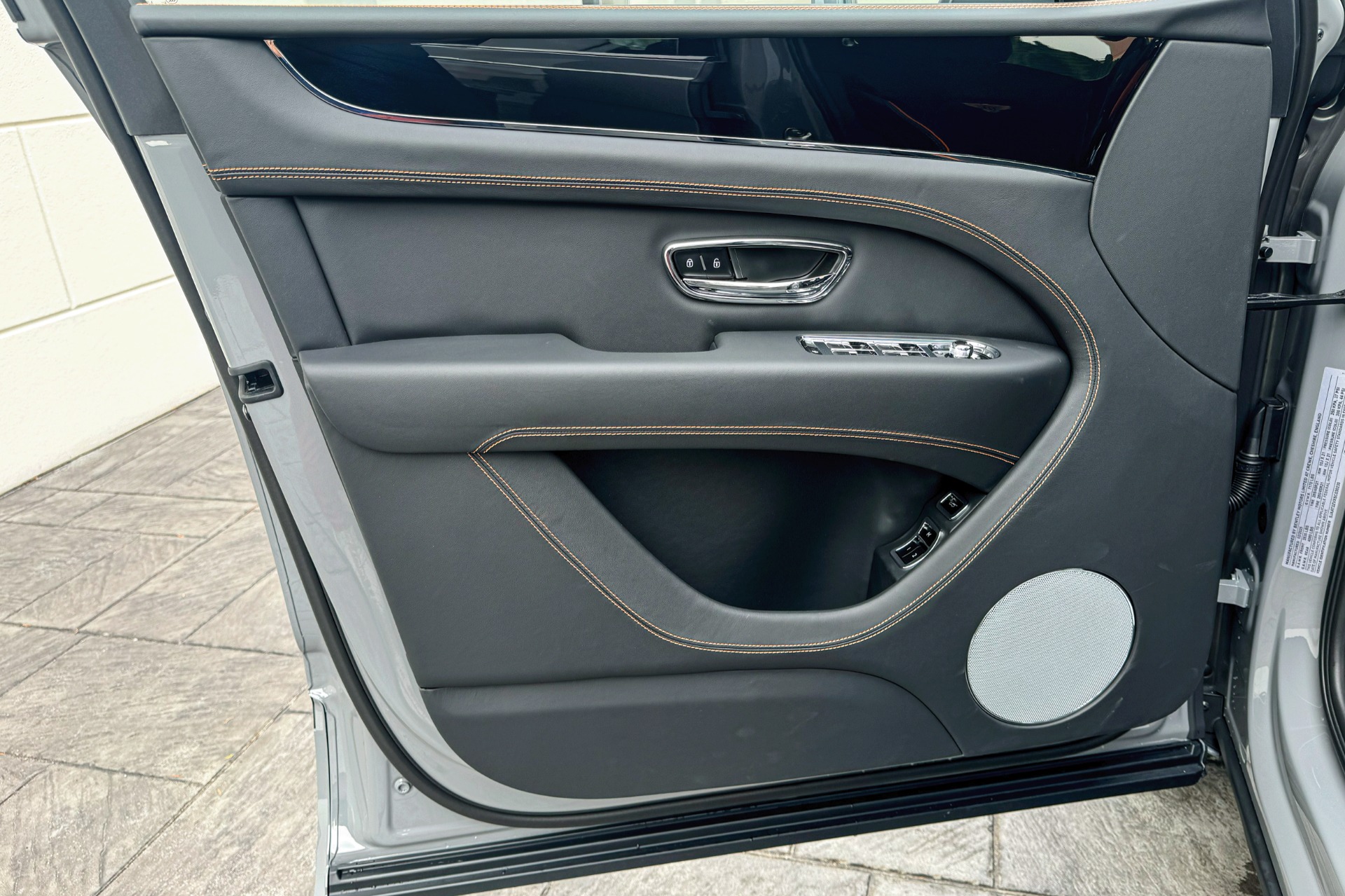2025 Bentley Bentayga Image 6