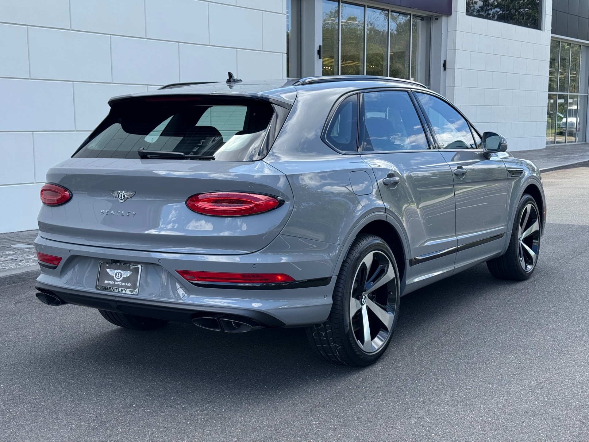 2025 Bentley Bentayga Image 9