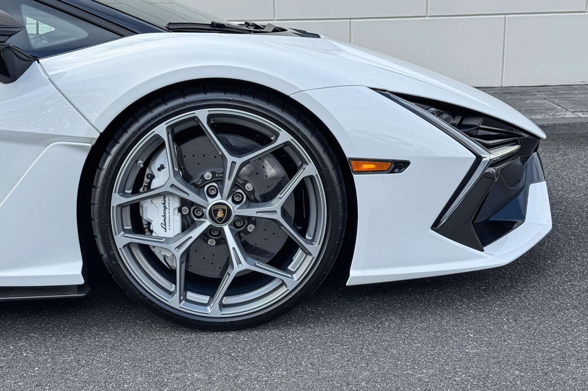 New-2025-Lamborghini-Revuelto-