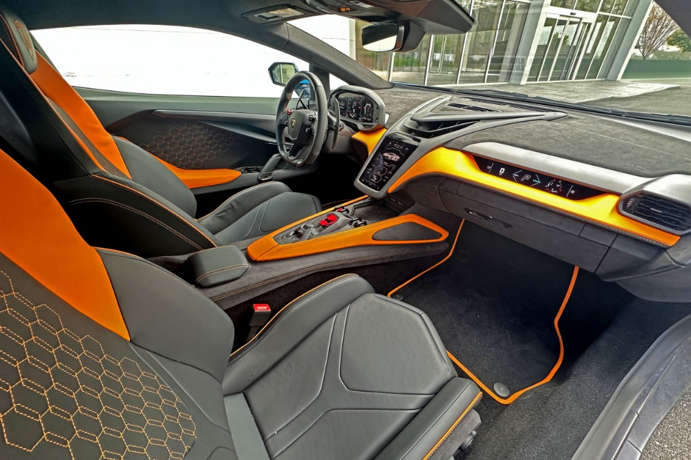 2025 Lamborghini Revuelto Image 10