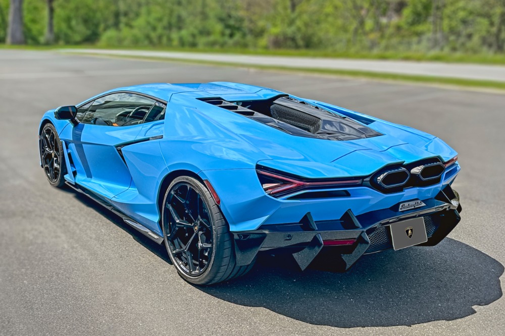 2025 Lamborghini Revuelto Image 2