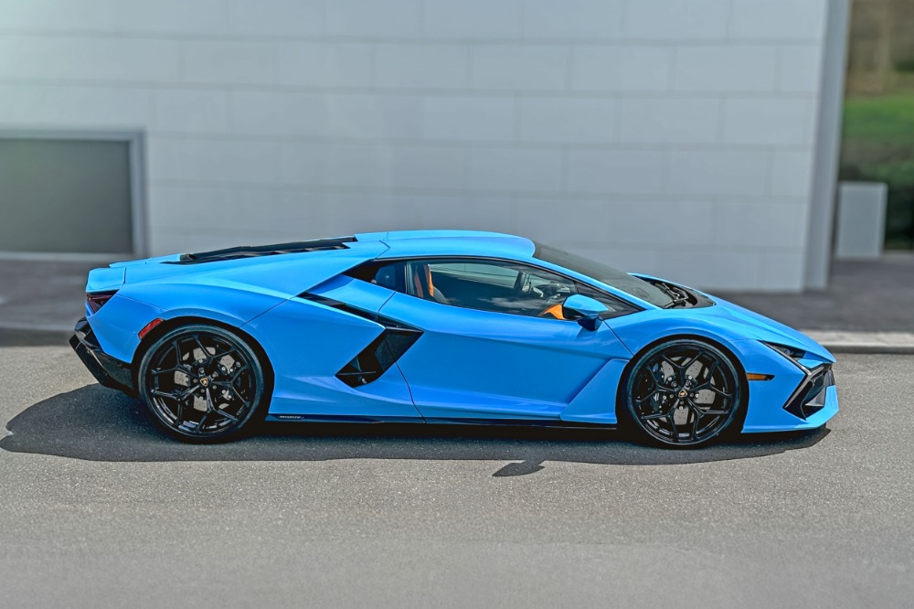 2025 Lamborghini Revuelto Image 3