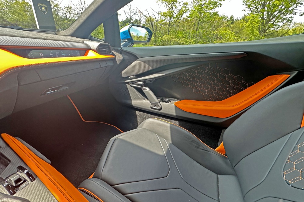 2025 Lamborghini Revuelto Image 9
