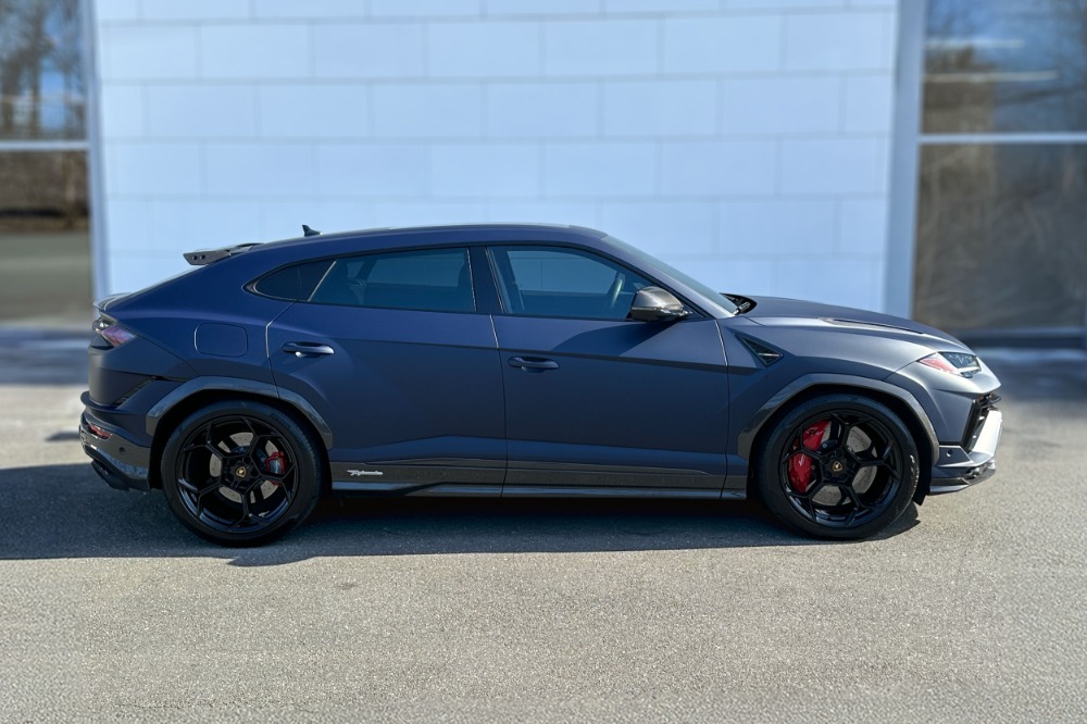 2024 Lamborghini Urus Image 3