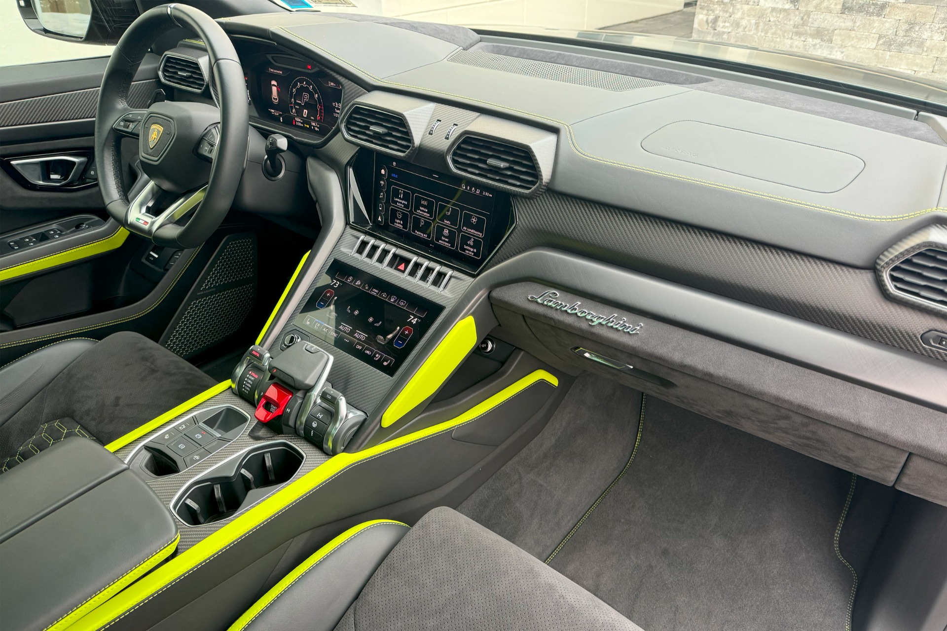 2022 Lamborghini Urus Image 10