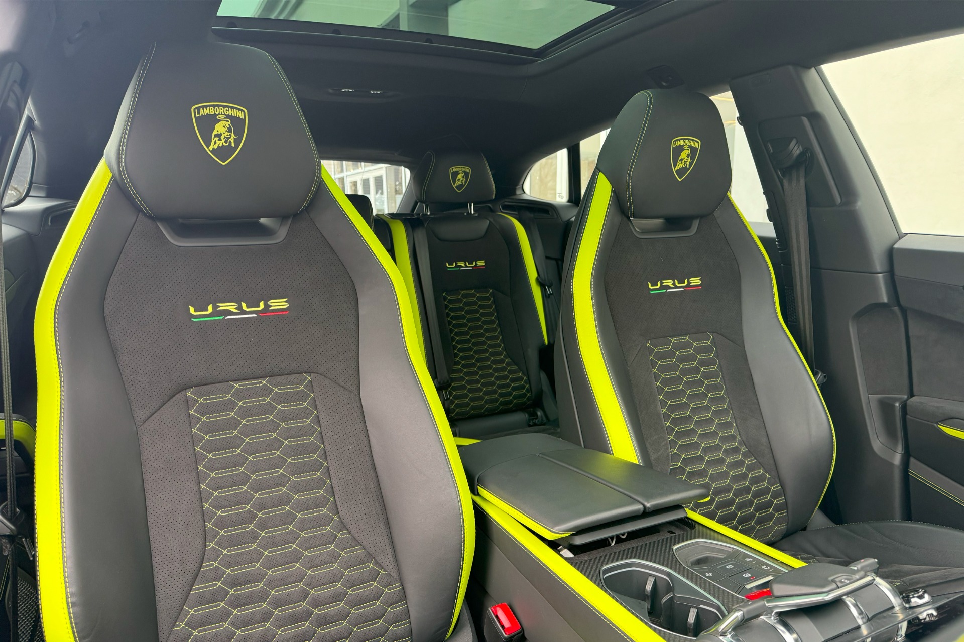 2022 Lamborghini Urus Image 12