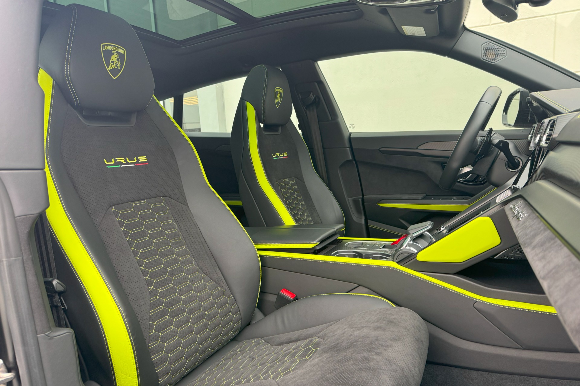 2022 Lamborghini Urus Image 13