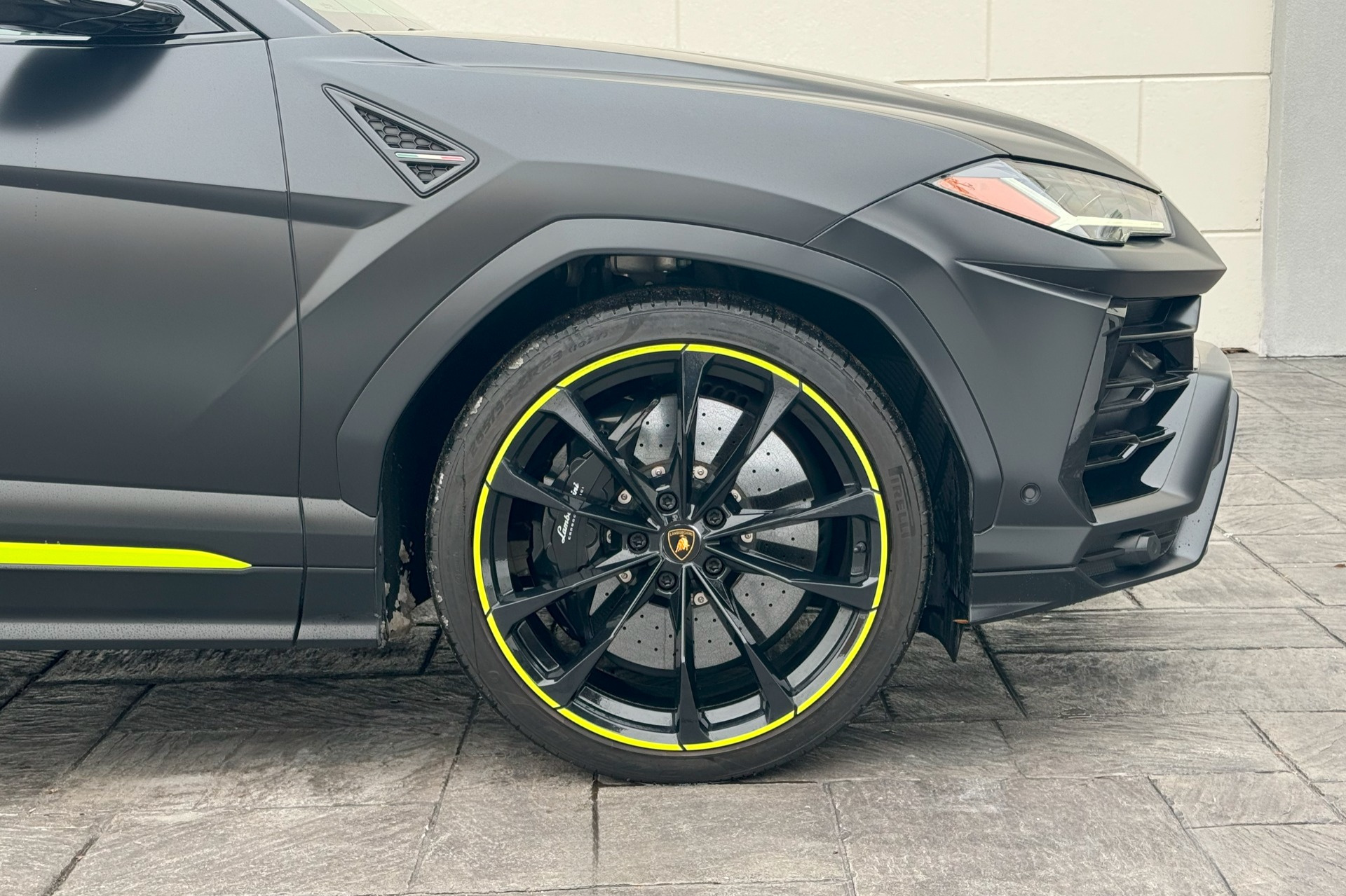 2022 Lamborghini Urus Image 18