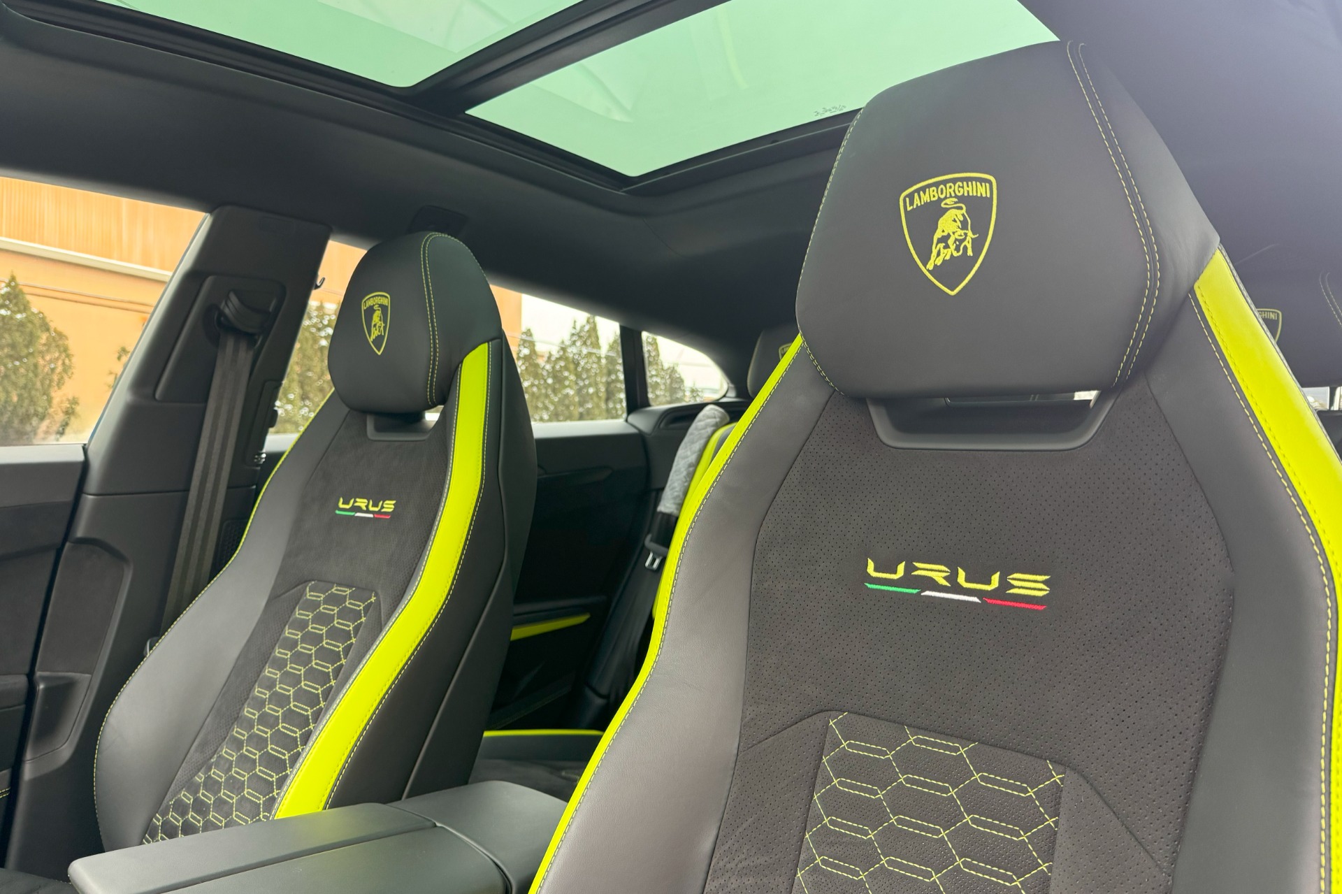 2022 Lamborghini Urus Image 3