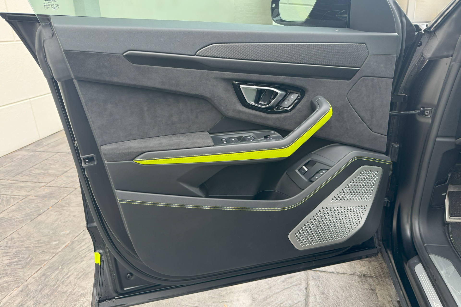 2022 Lamborghini Urus Image 7