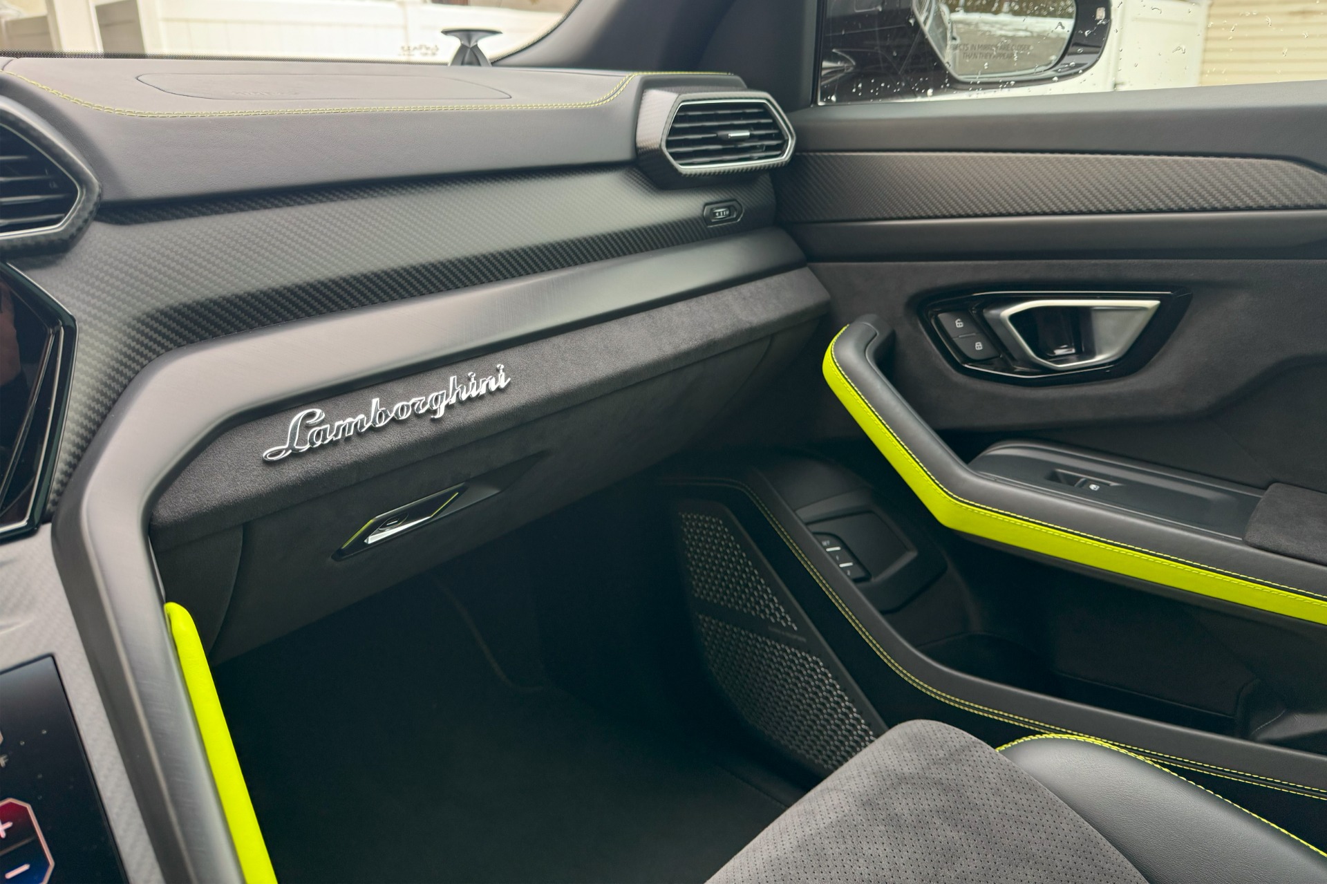 2022 Lamborghini Urus Image 9