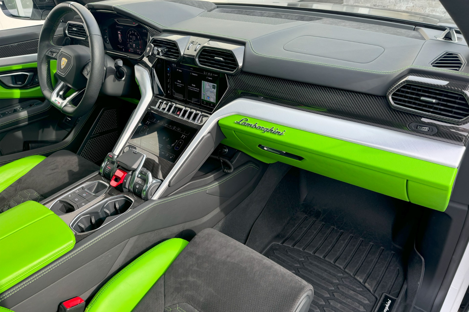 2022 Lamborghini Urus Image 10