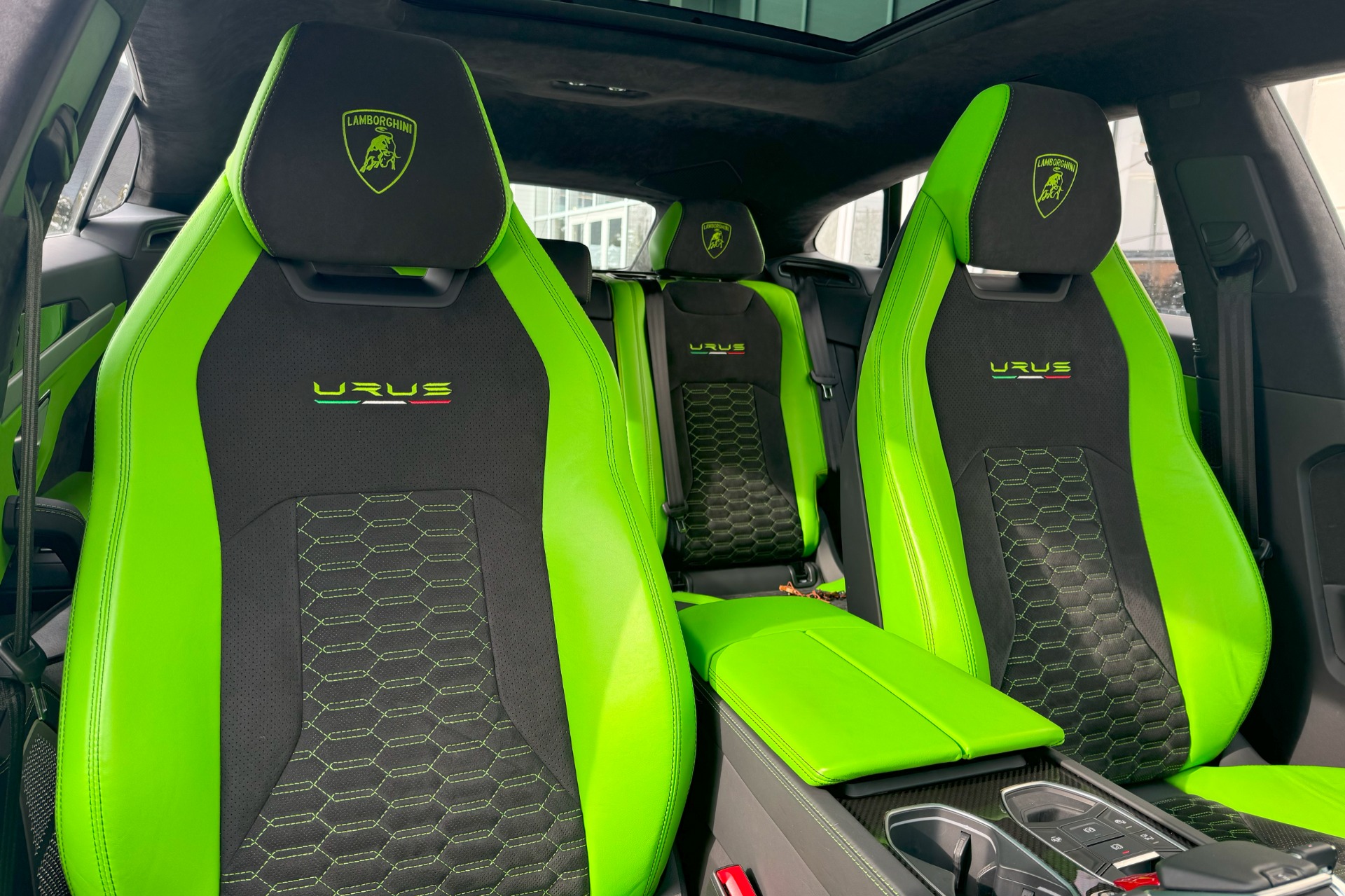 2022 Lamborghini Urus Image 12