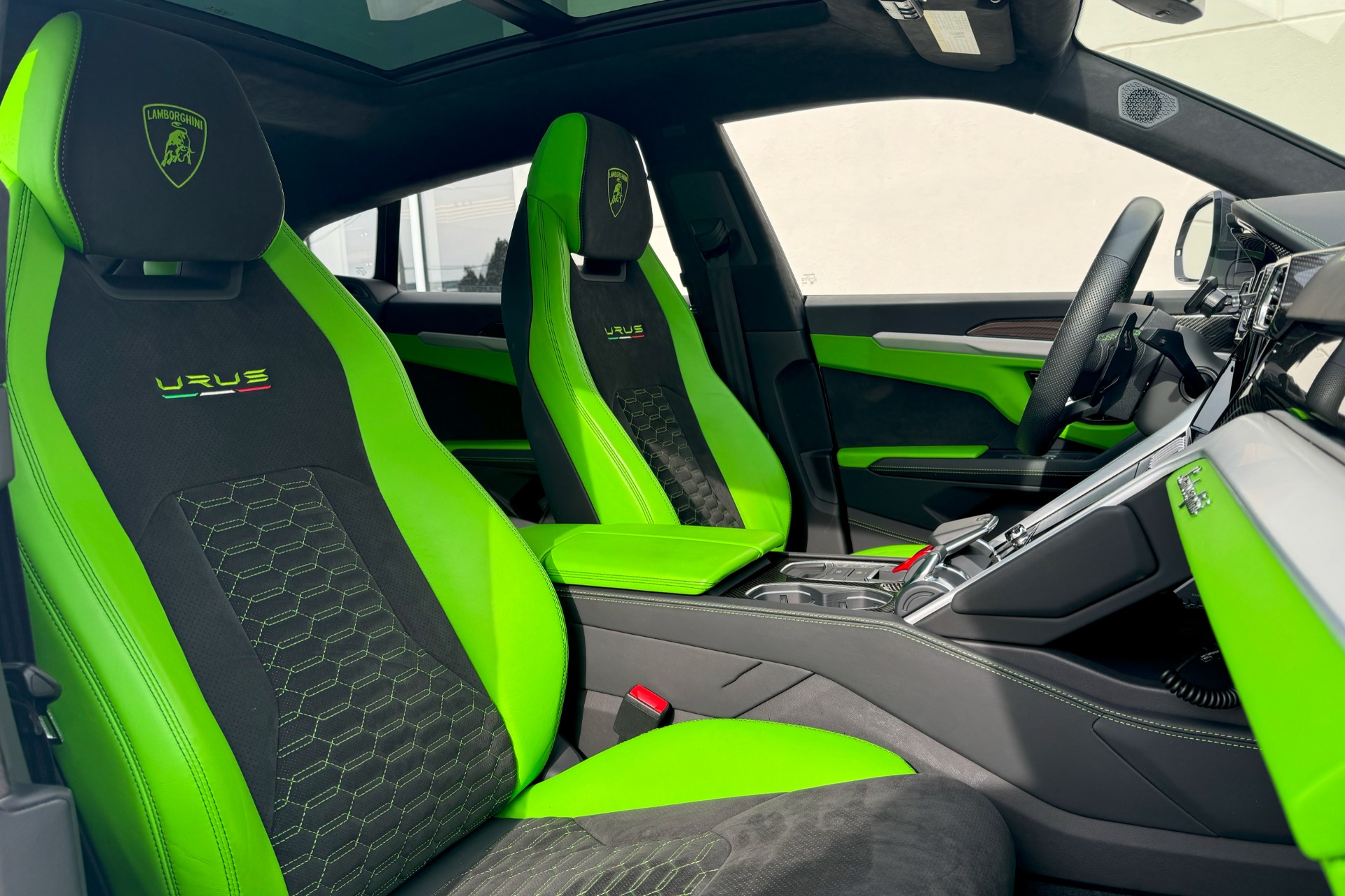 2022 Lamborghini Urus Image 13