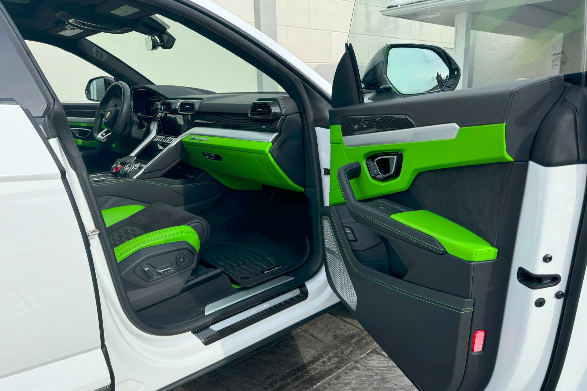 2022 Lamborghini Urus Image 14