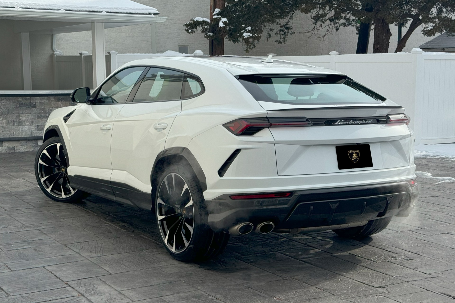 2022 Lamborghini Urus Image 2