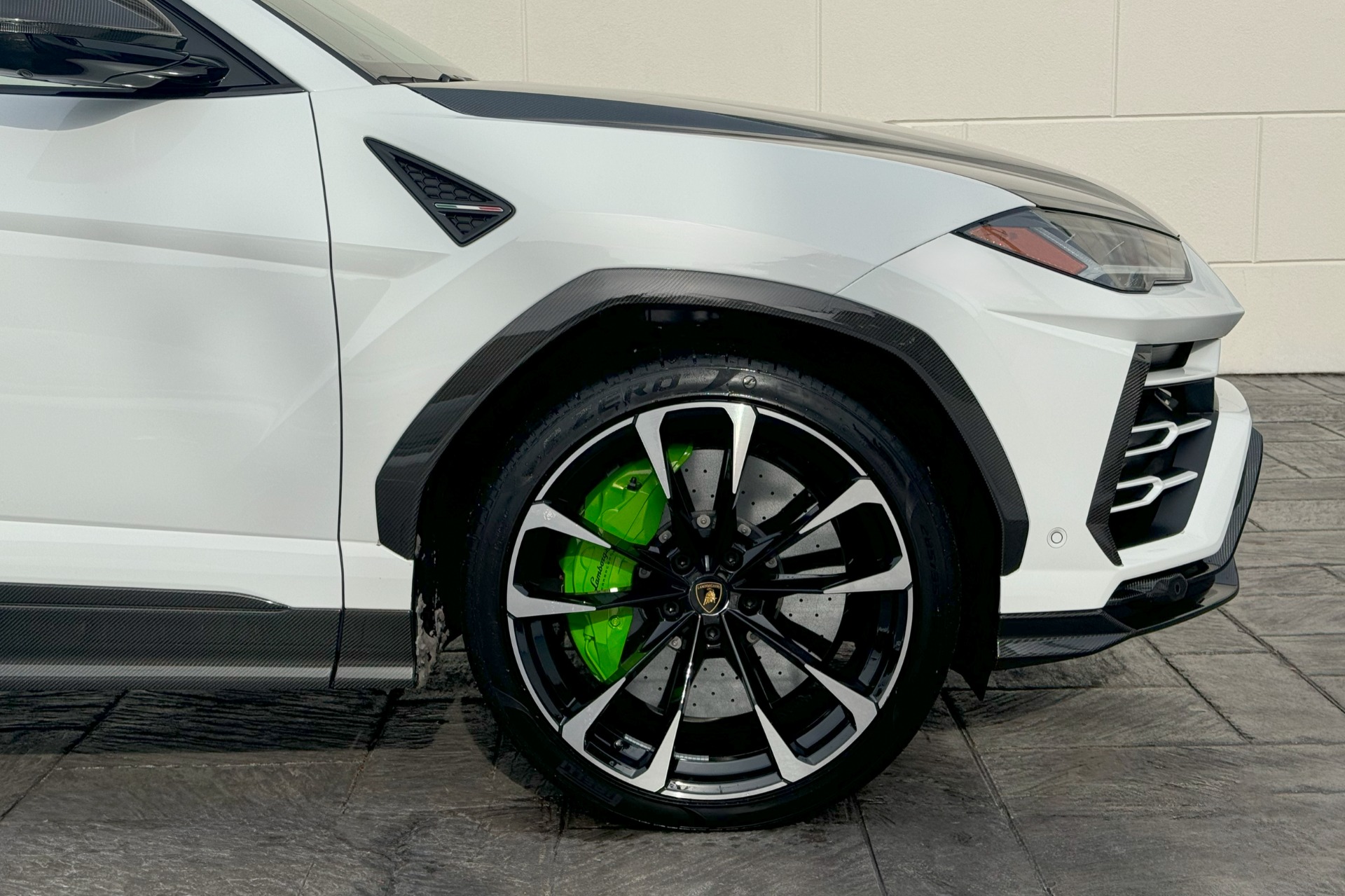 2022 Lamborghini Urus Image 20