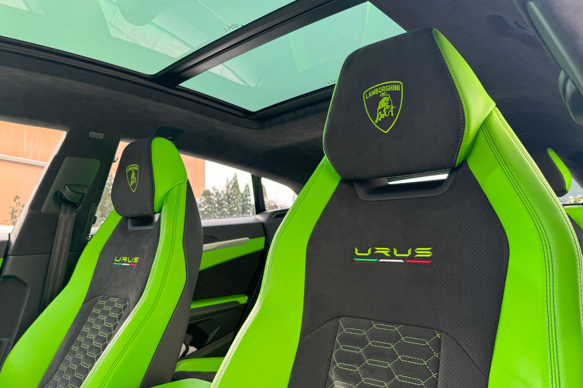 2022 Lamborghini Urus Image 3
