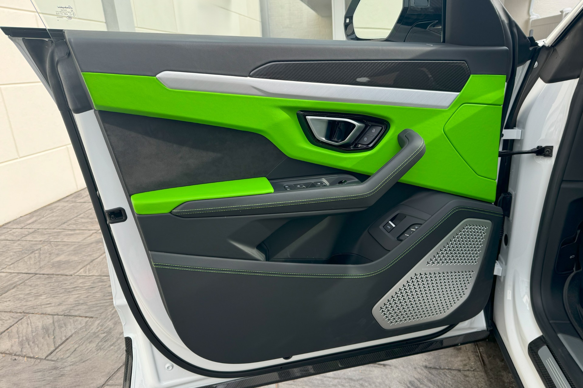 2022 Lamborghini Urus Image 7