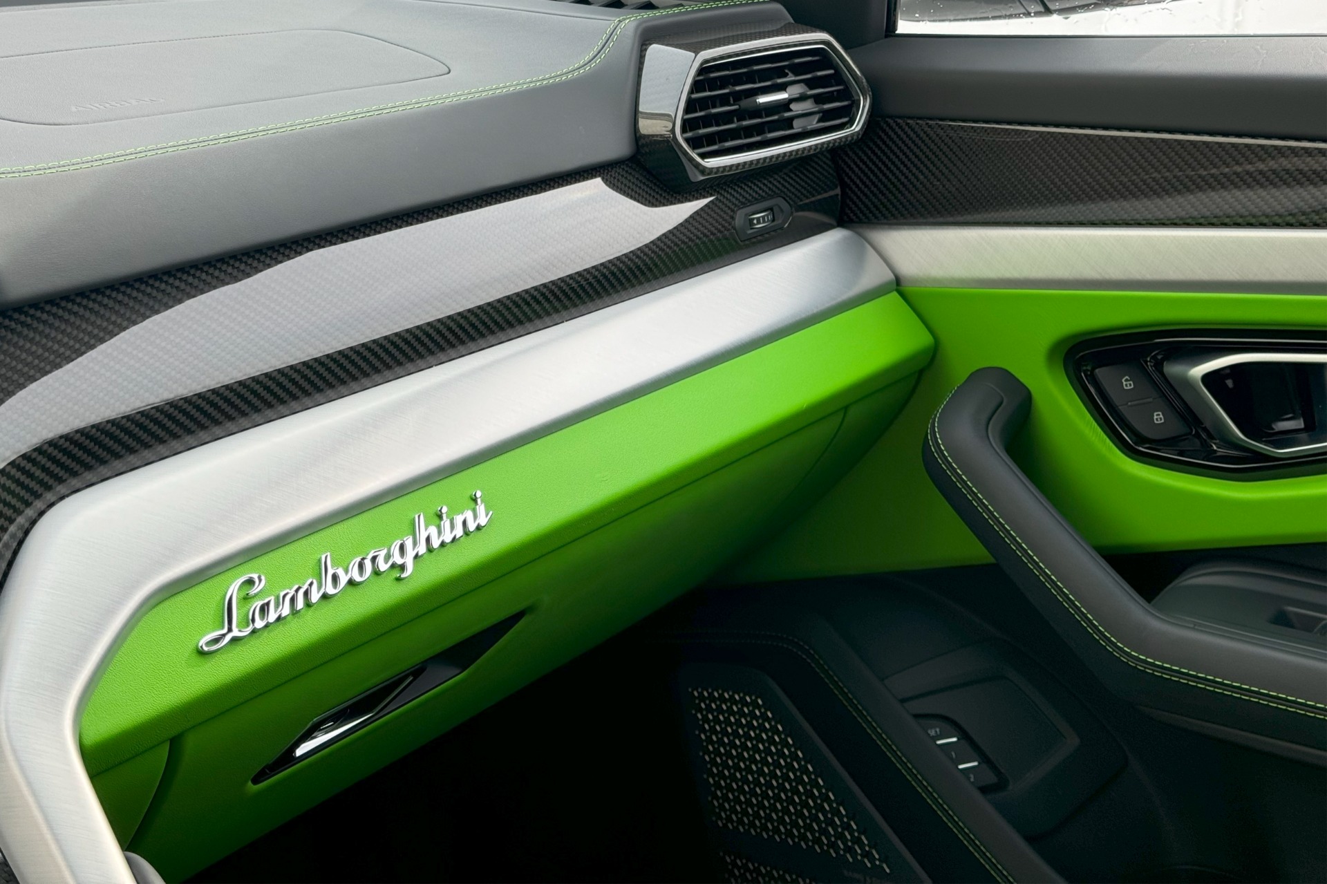 2022 Lamborghini Urus Image 9