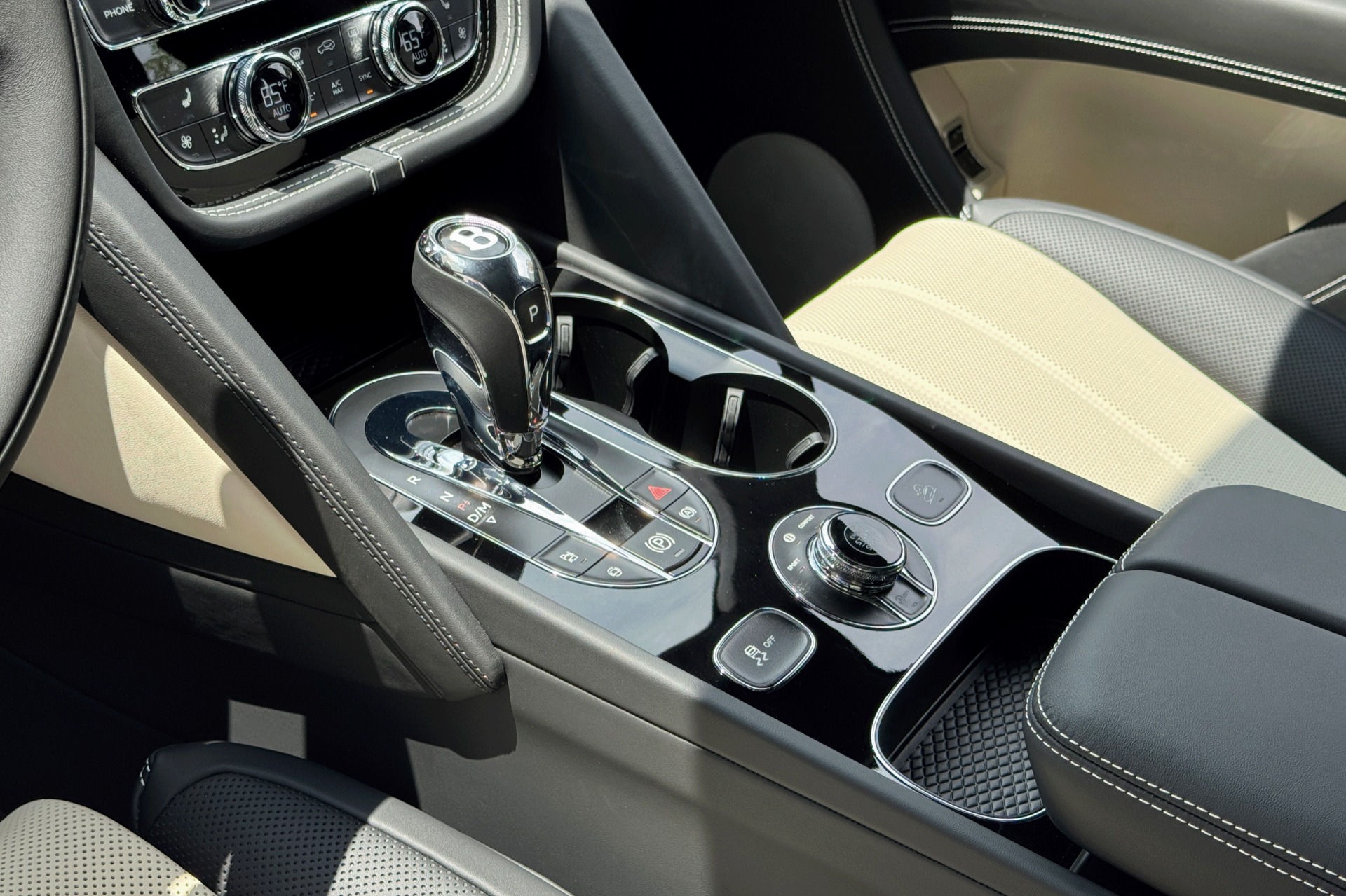 2025 Bentley Bentayga Image 10