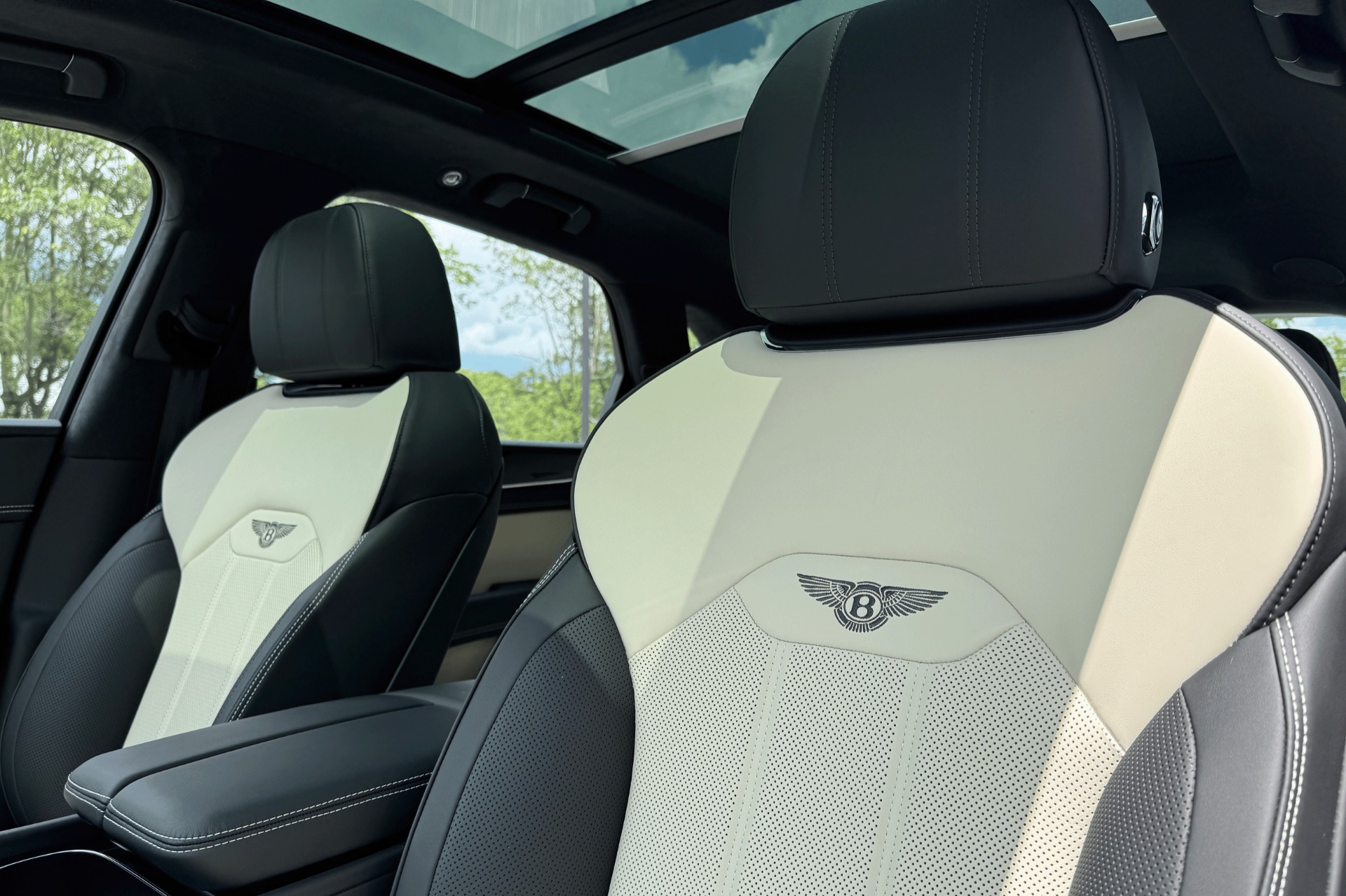 2025 Bentley Bentayga Image 11