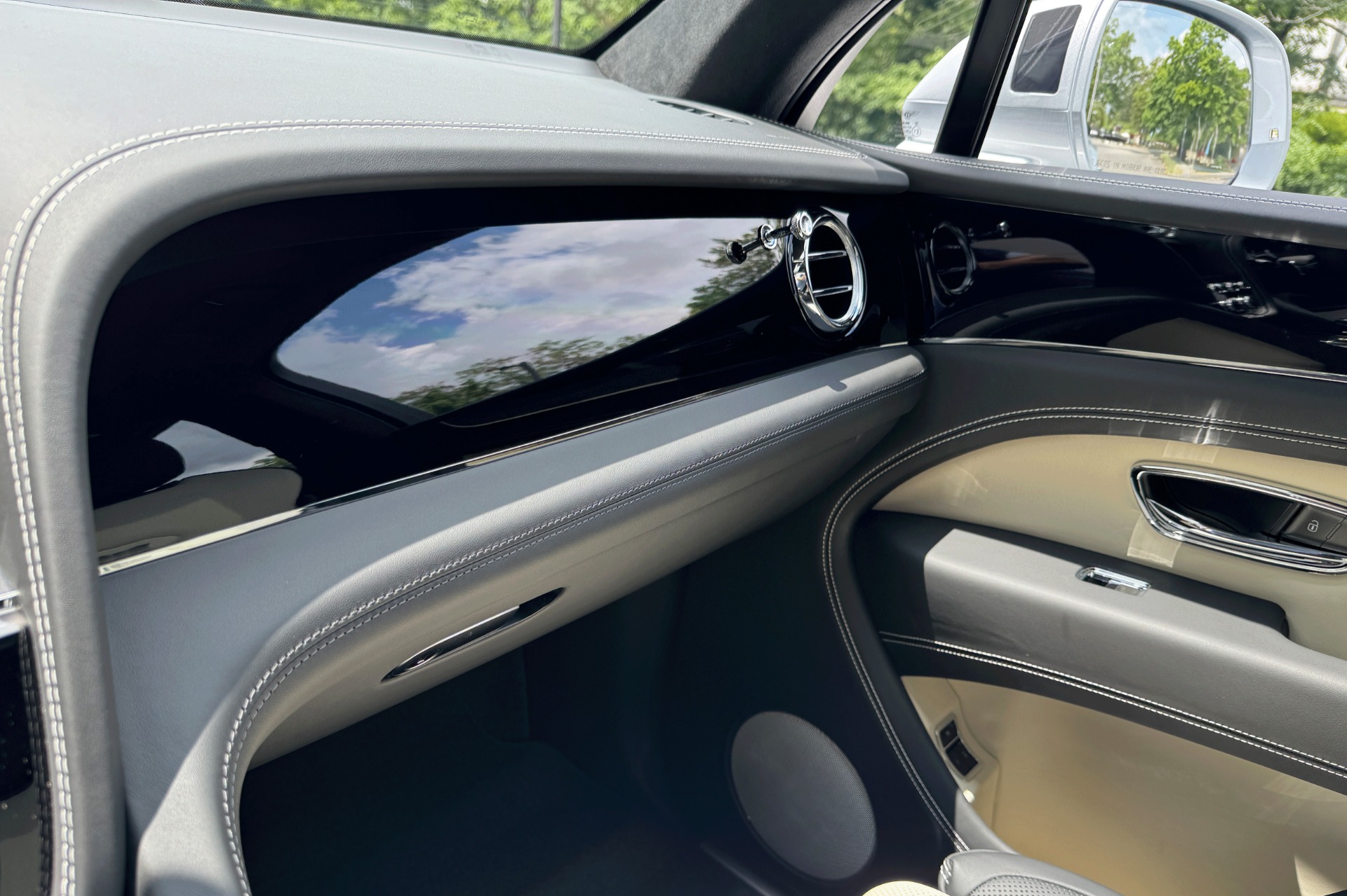 2025 Bentley Bentayga Image 12