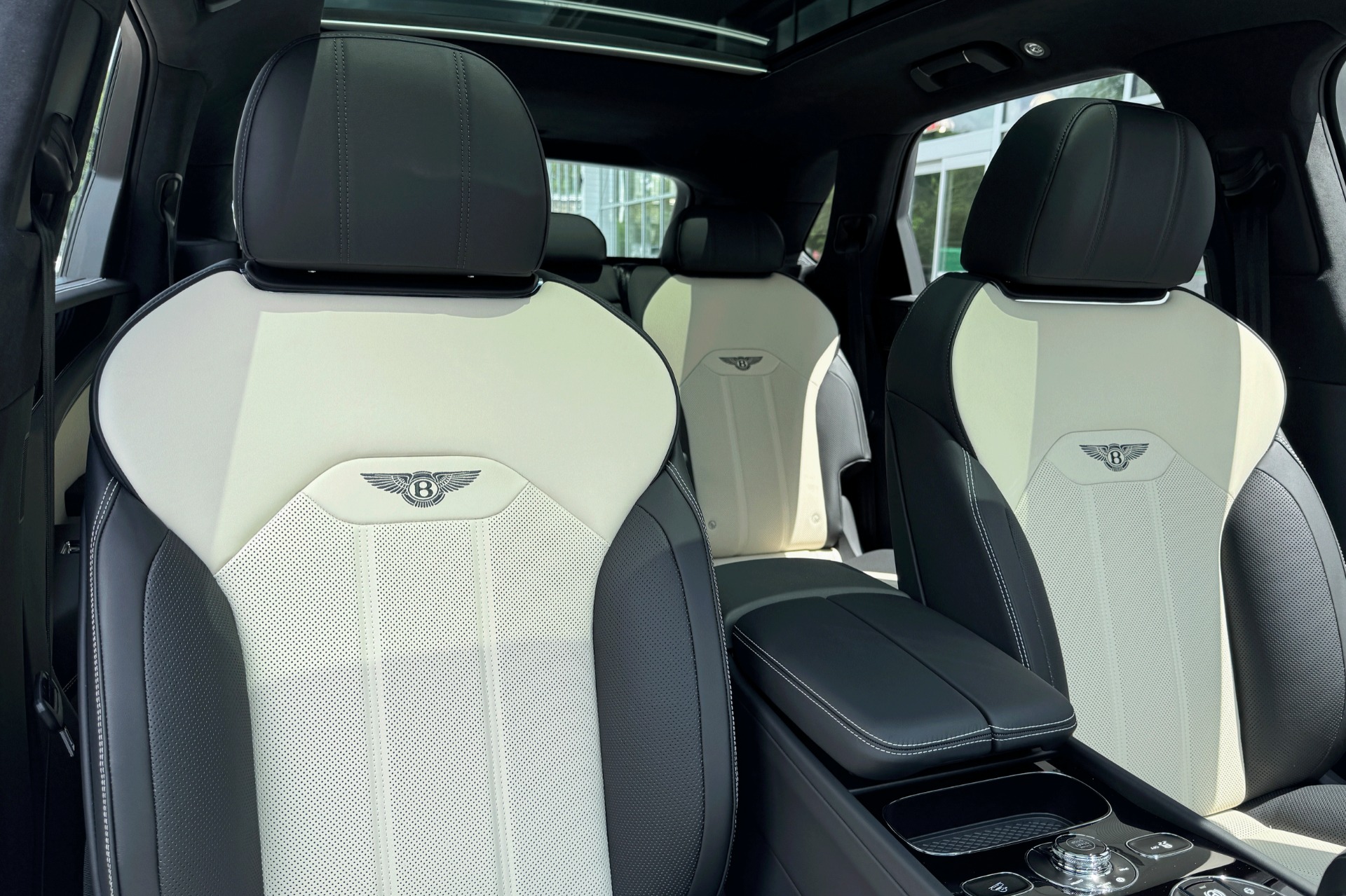 2025 Bentley Bentayga Image 14