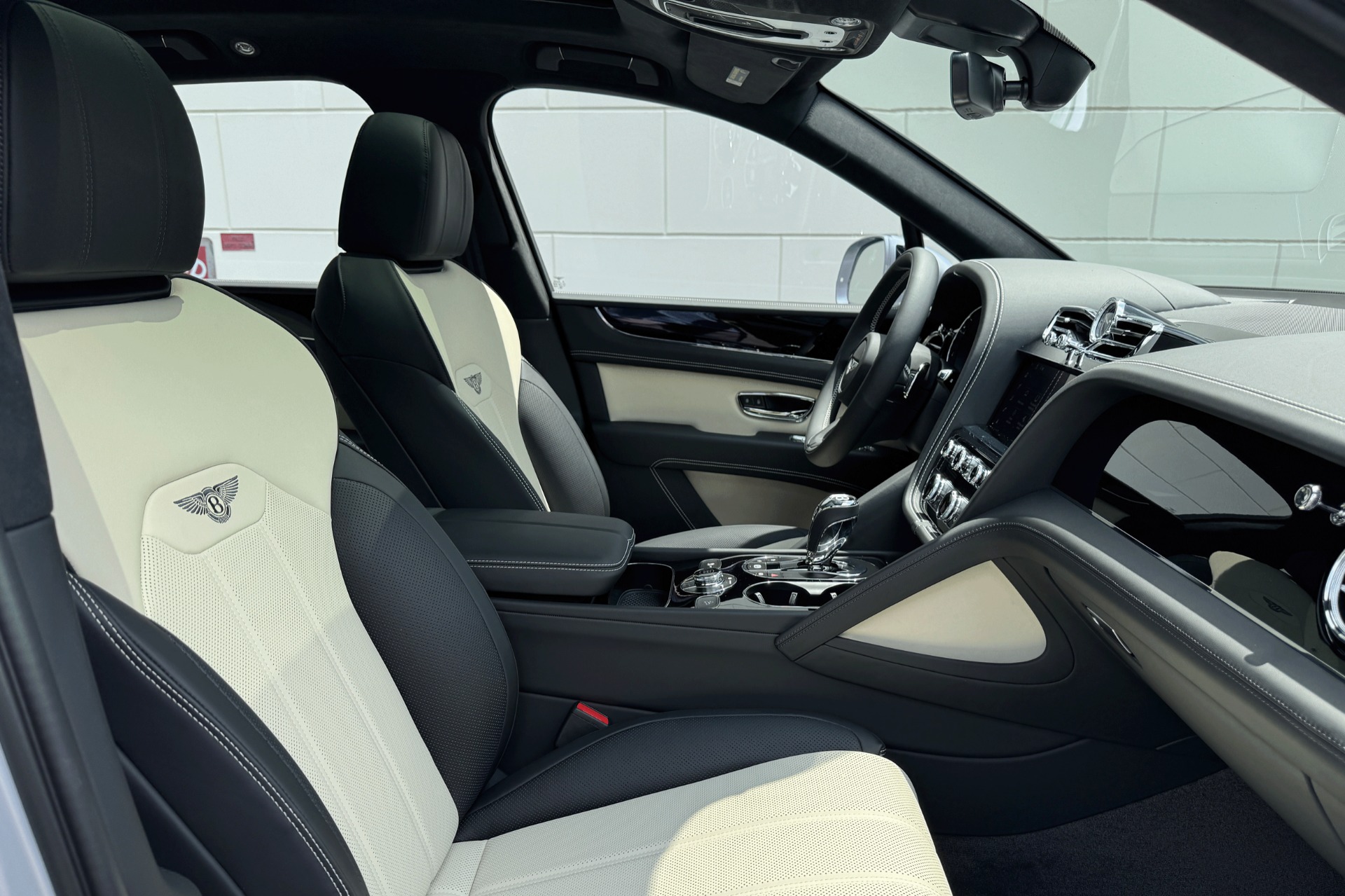 2025 Bentley Bentayga Image 15