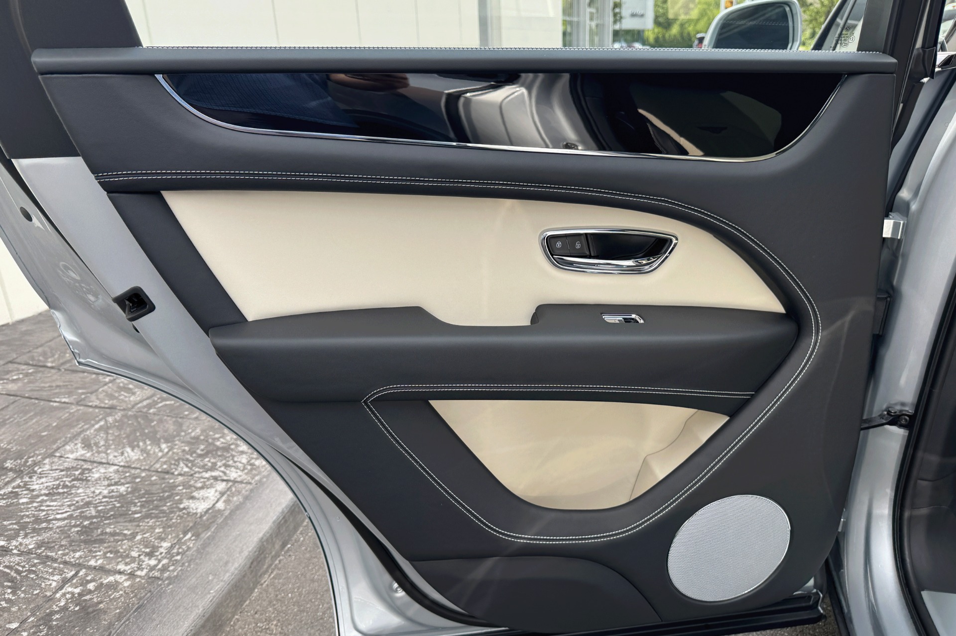 2025 Bentley Bentayga Image 16