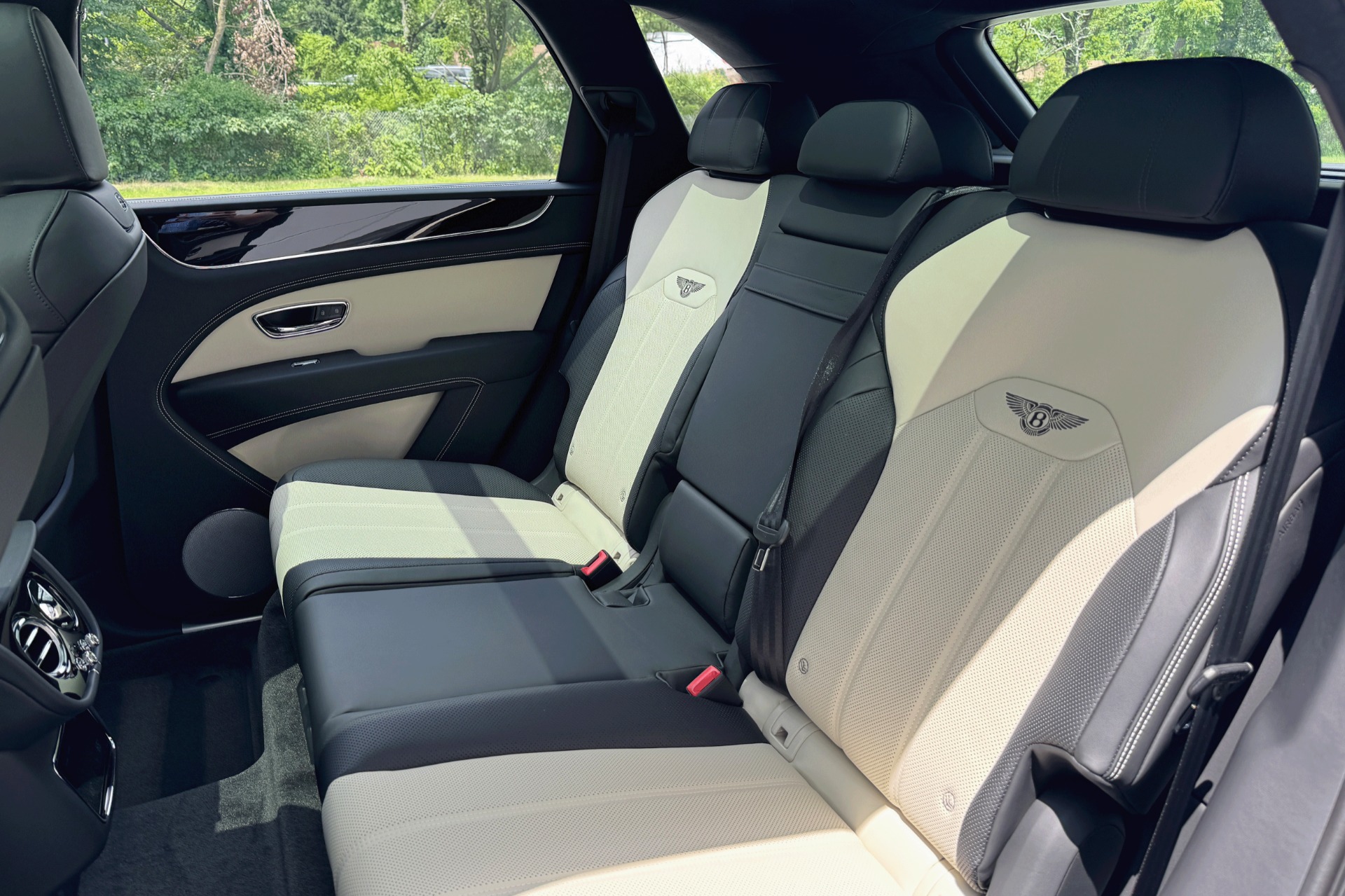 2025 Bentley Bentayga Image 17