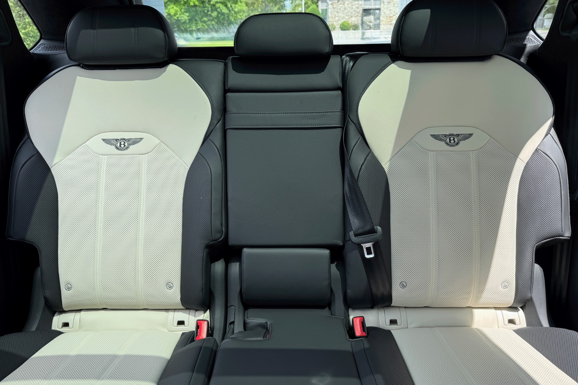 2025 Bentley Bentayga Image 18