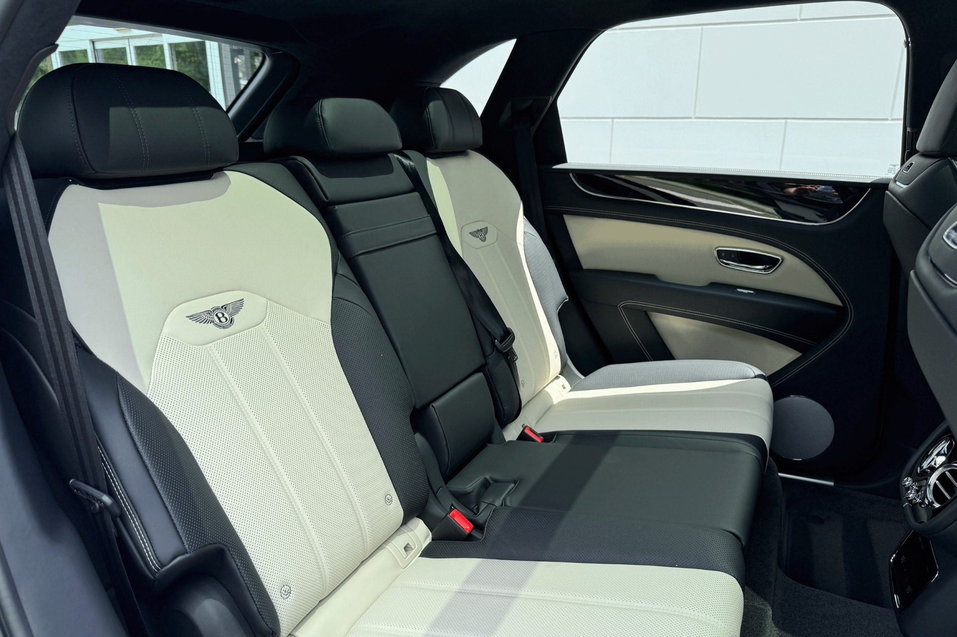 2025 Bentley Bentayga Image 19