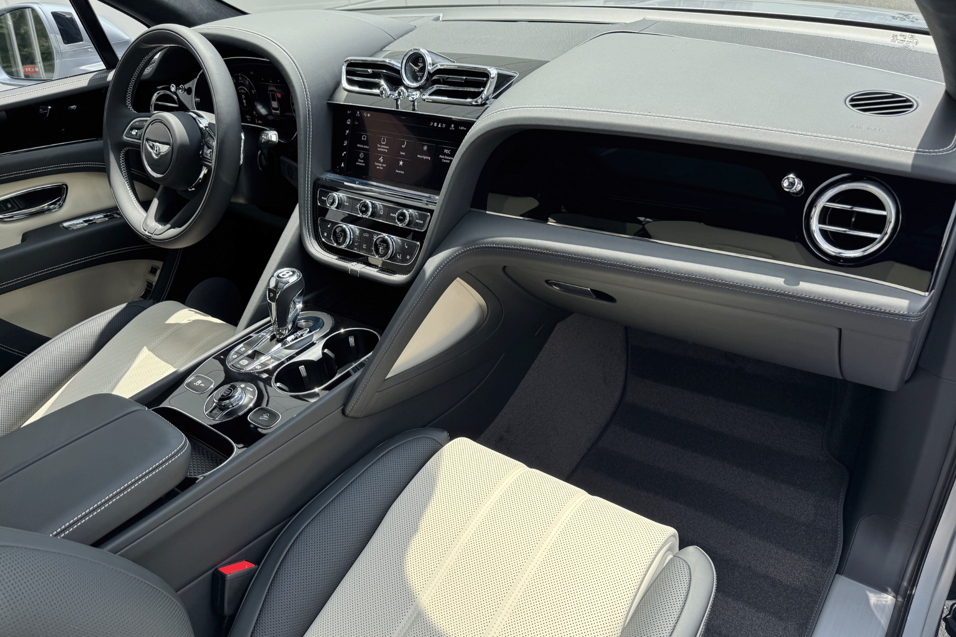 2025 Bentley Bentayga Image 2