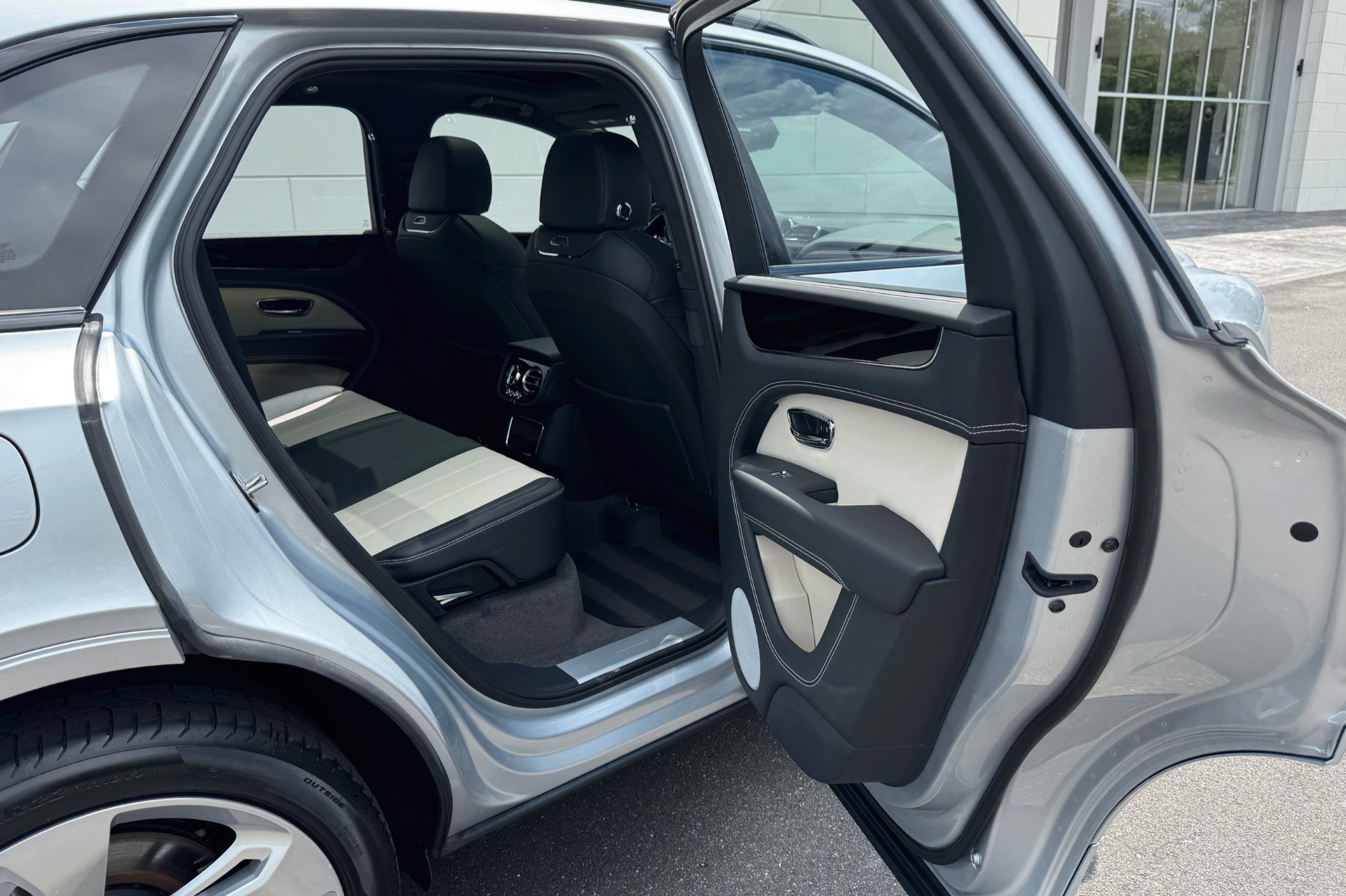 2025 Bentley Bentayga Image 20