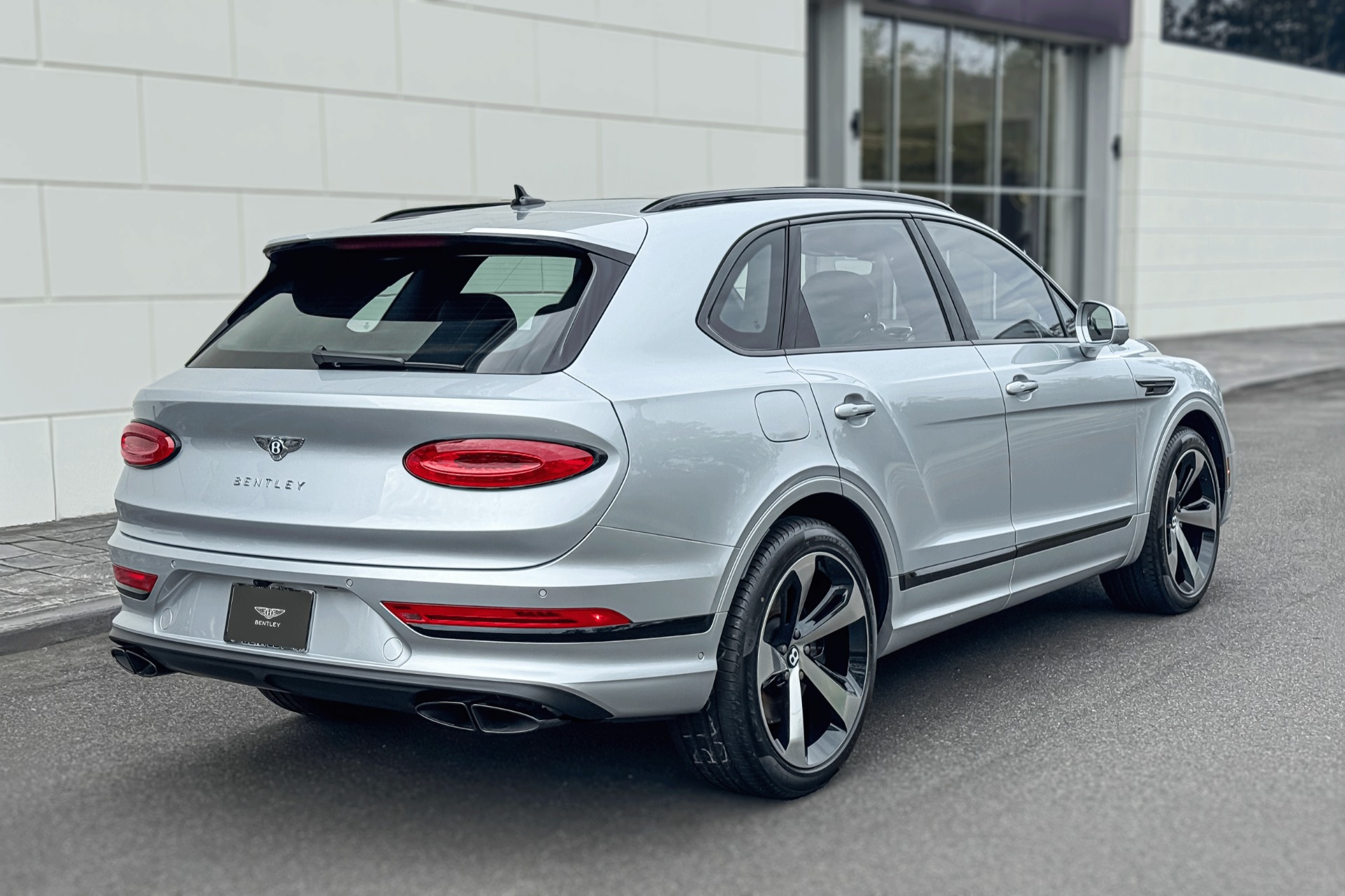 2025 Bentley Bentayga Image 24