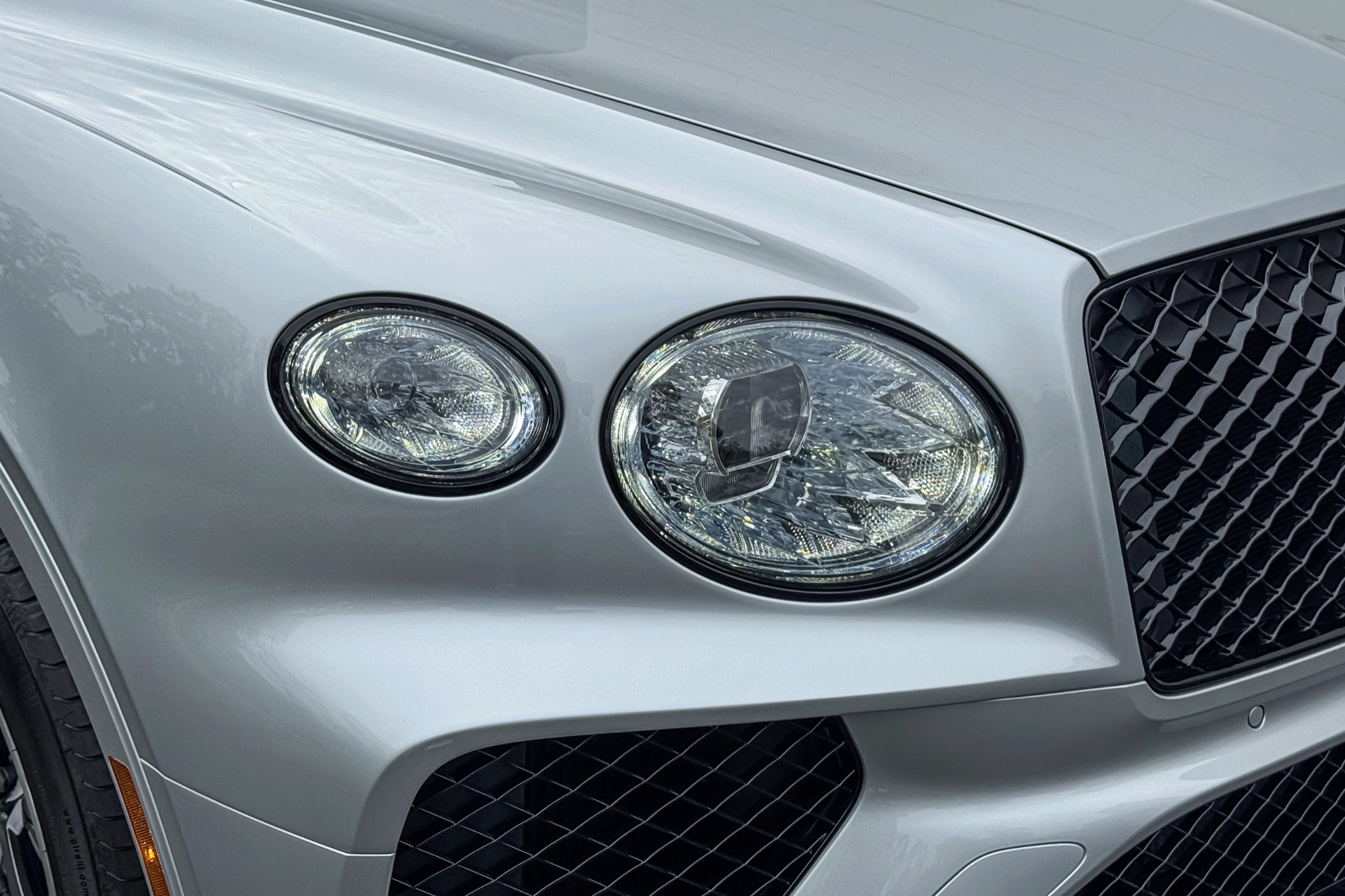 2025 Bentley Bentayga Image 27