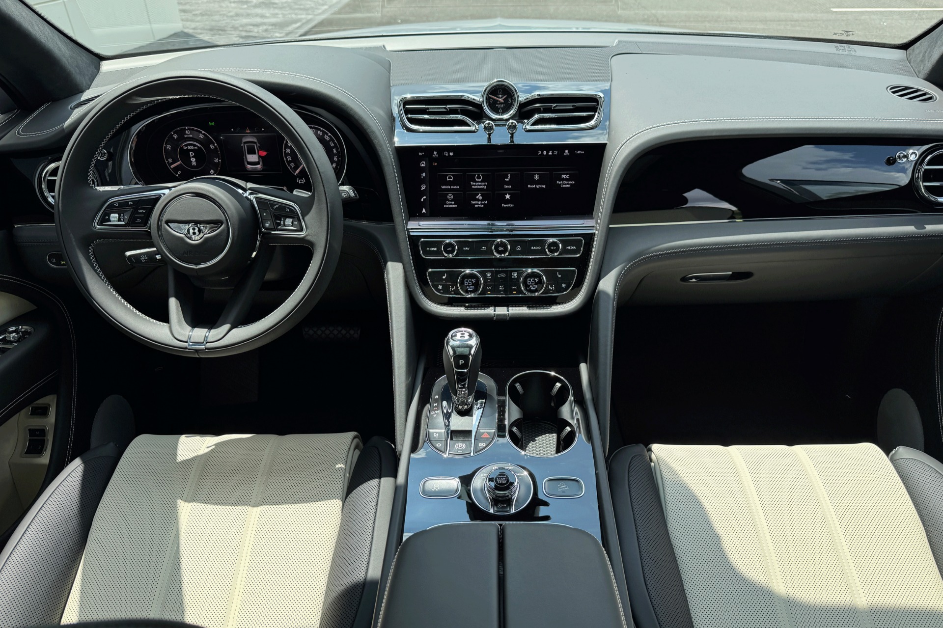 2025 Bentley Bentayga Image 4