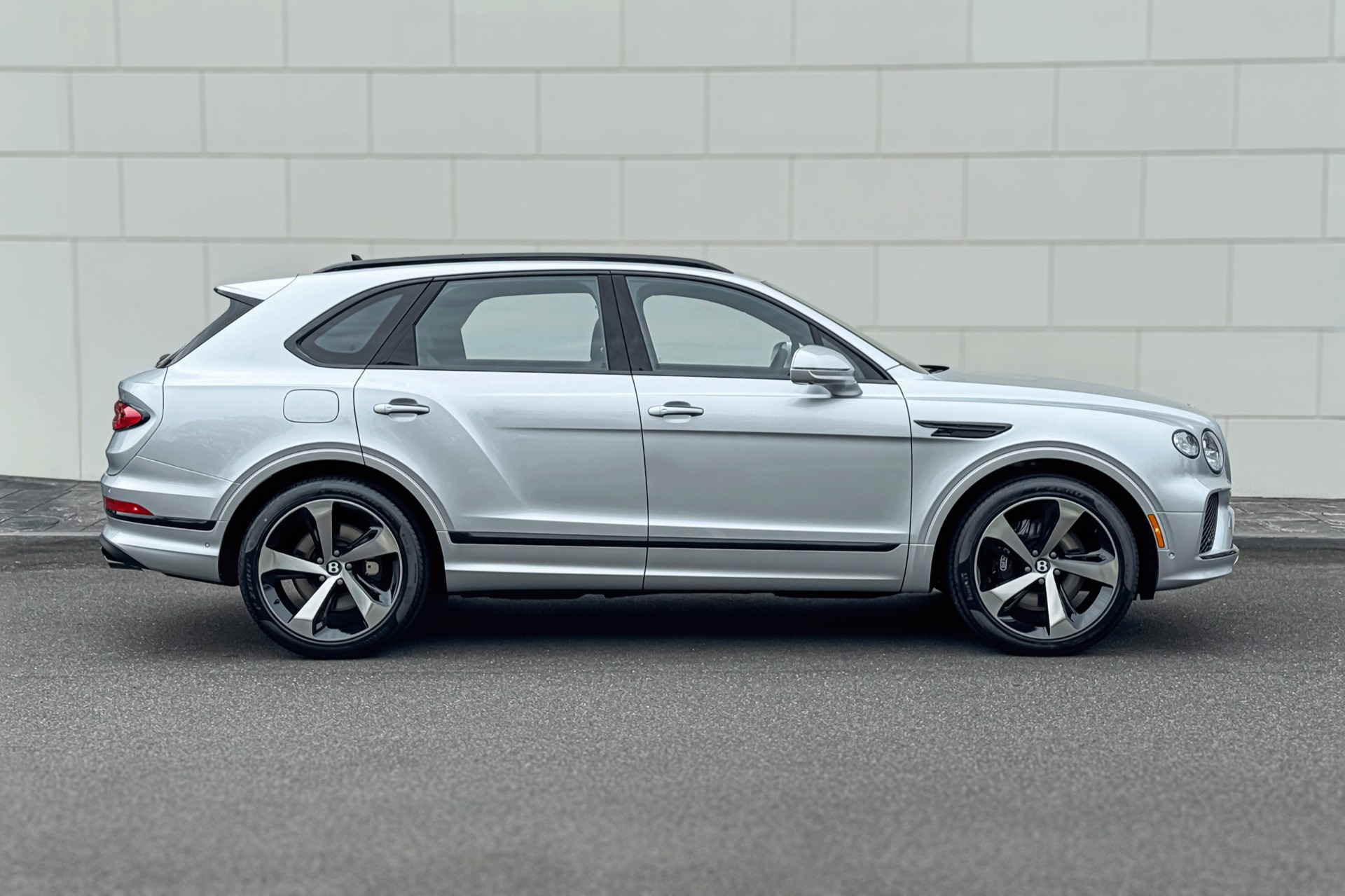 2025 Bentley Bentayga Image 5