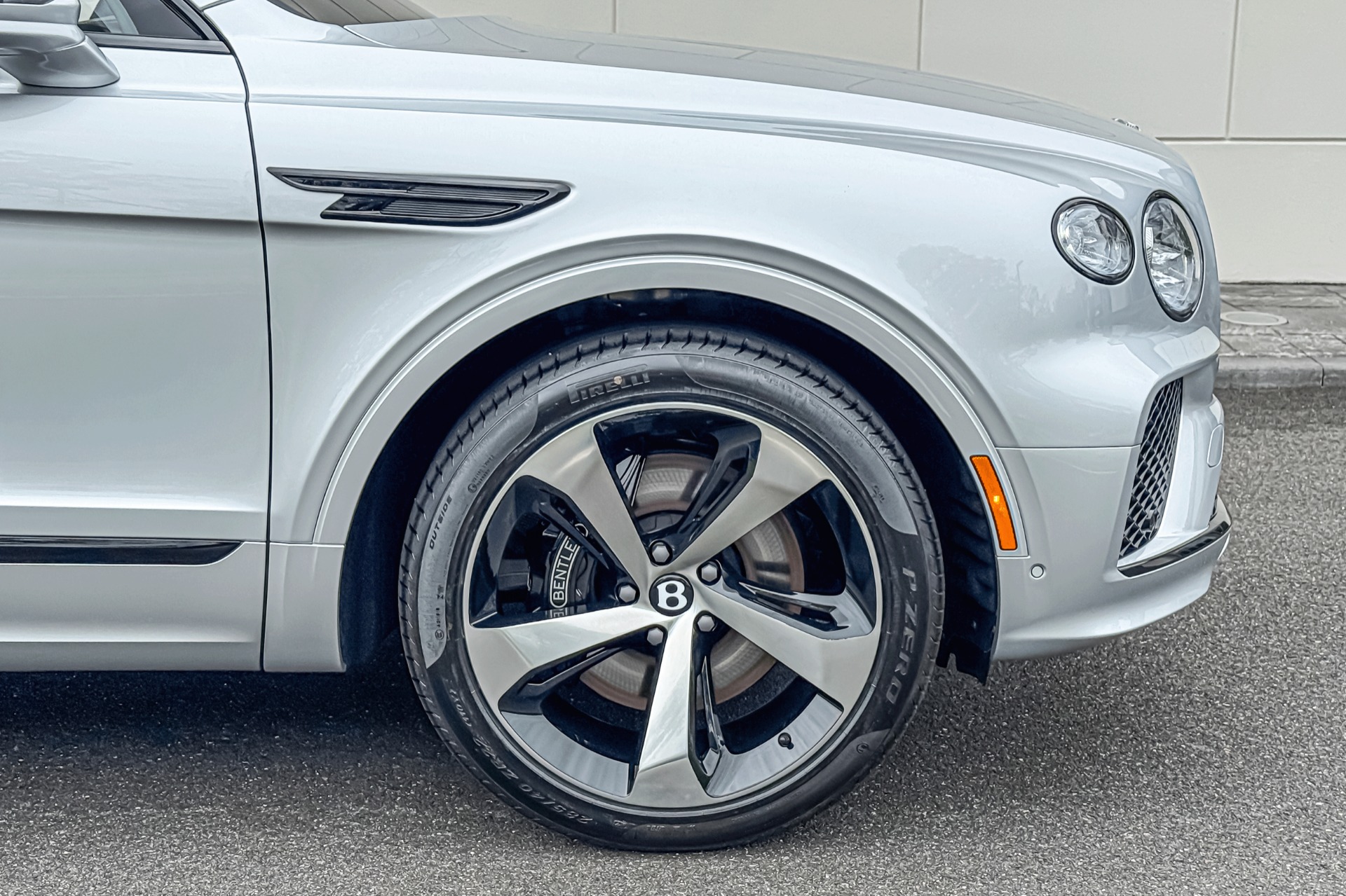 2025 Bentley Bentayga Image 6
