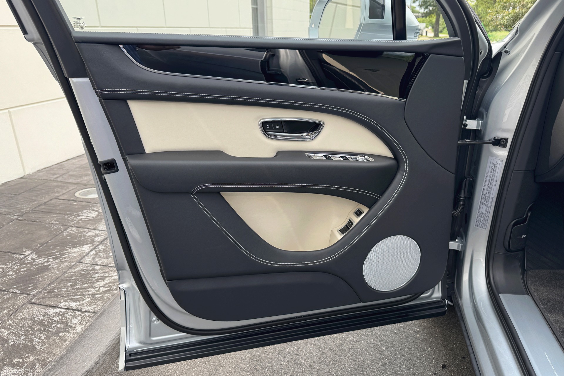 2025 Bentley Bentayga Image 7