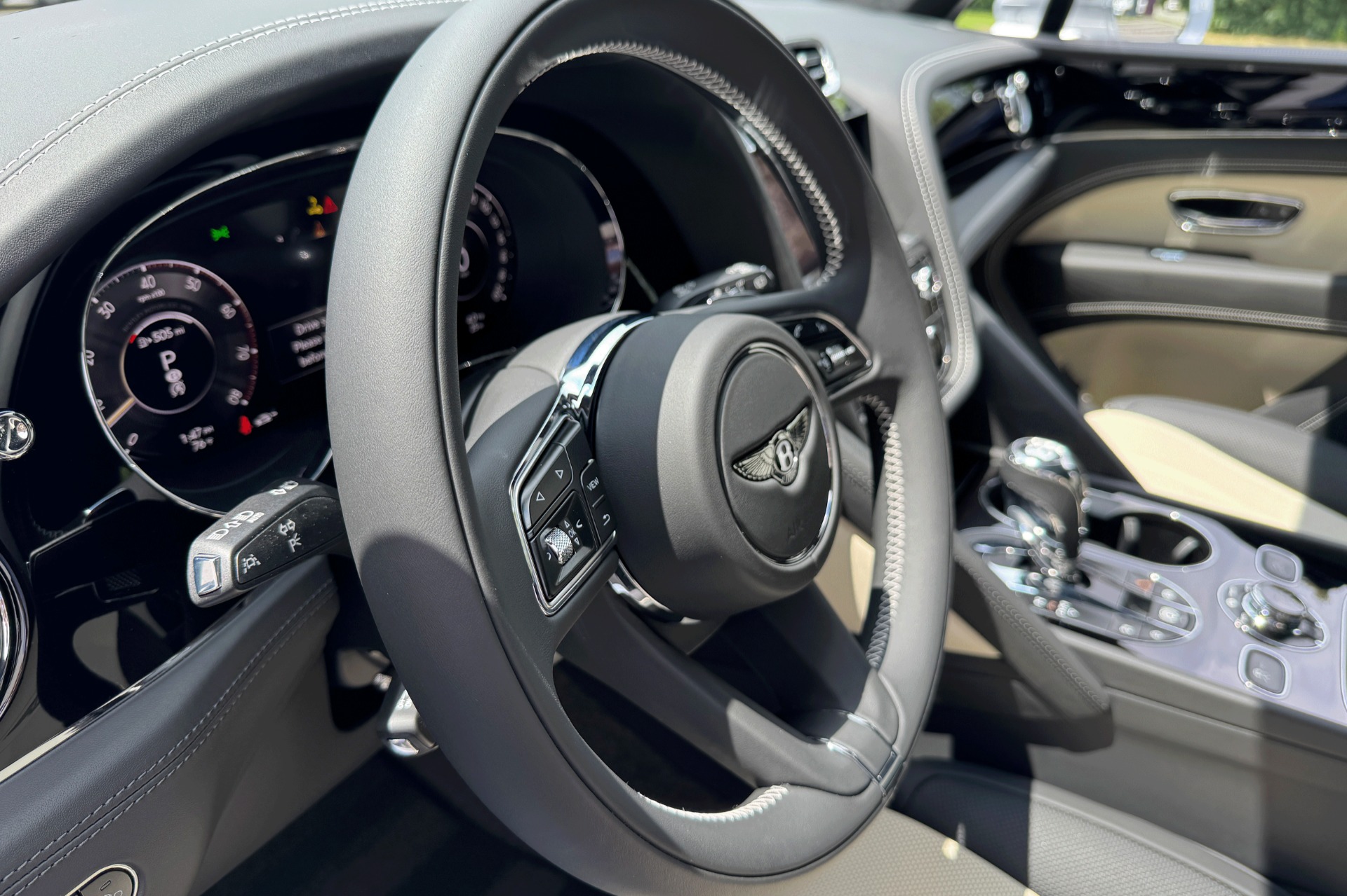 2025 Bentley Bentayga Image 8