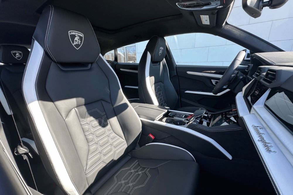 2026 Lamborghini Urus Image 11