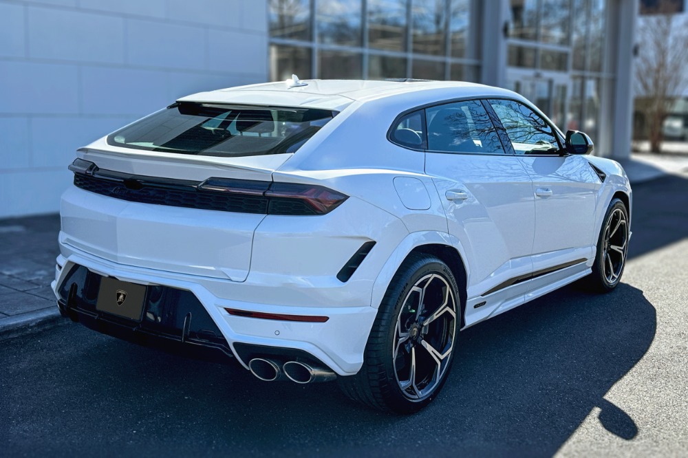 2026 Lamborghini Urus Image 2